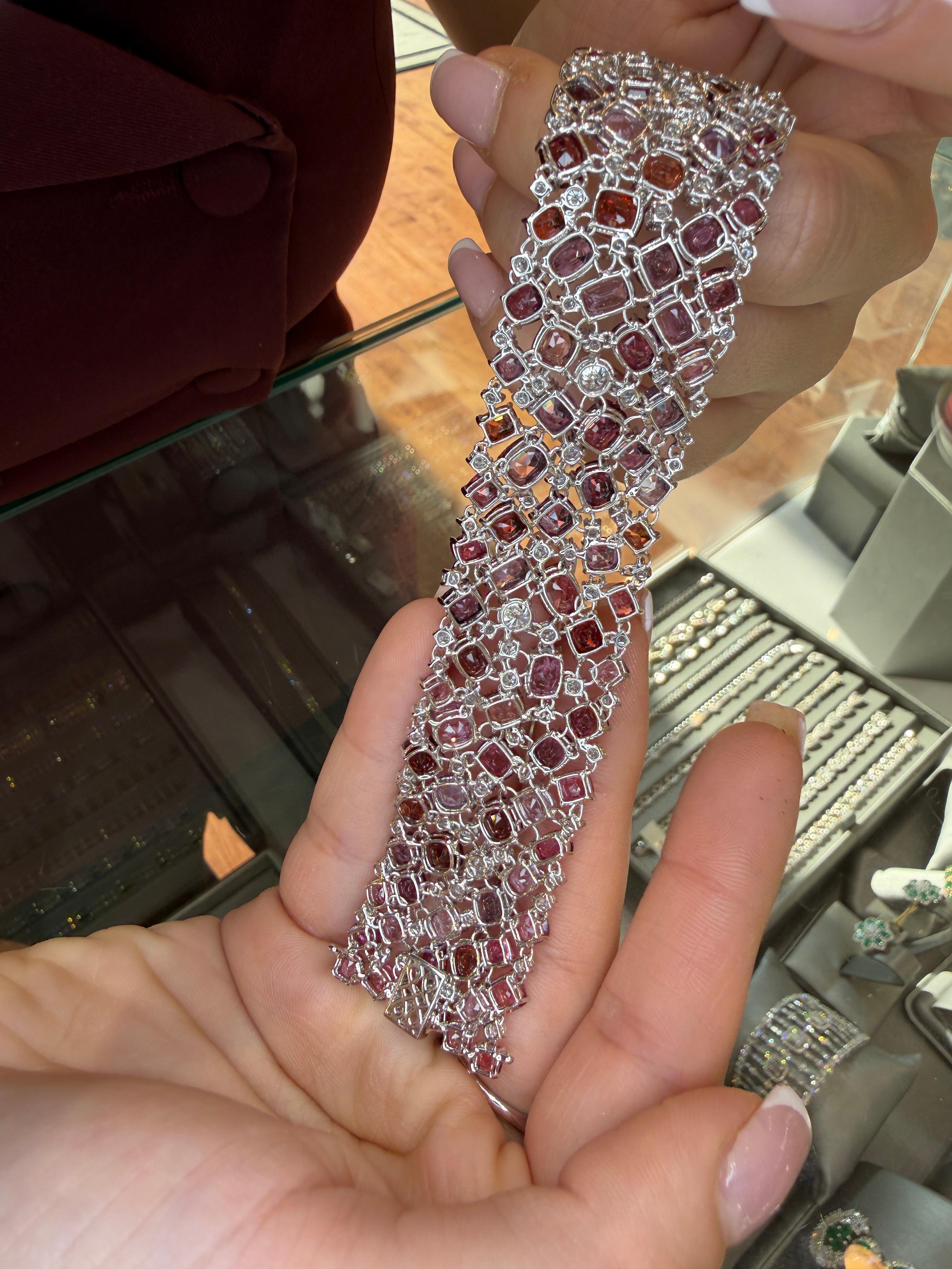Pulsera ancha de platino con espinela rosa y diamantes 82,71 ct Alta joyería sin calor en venta 2