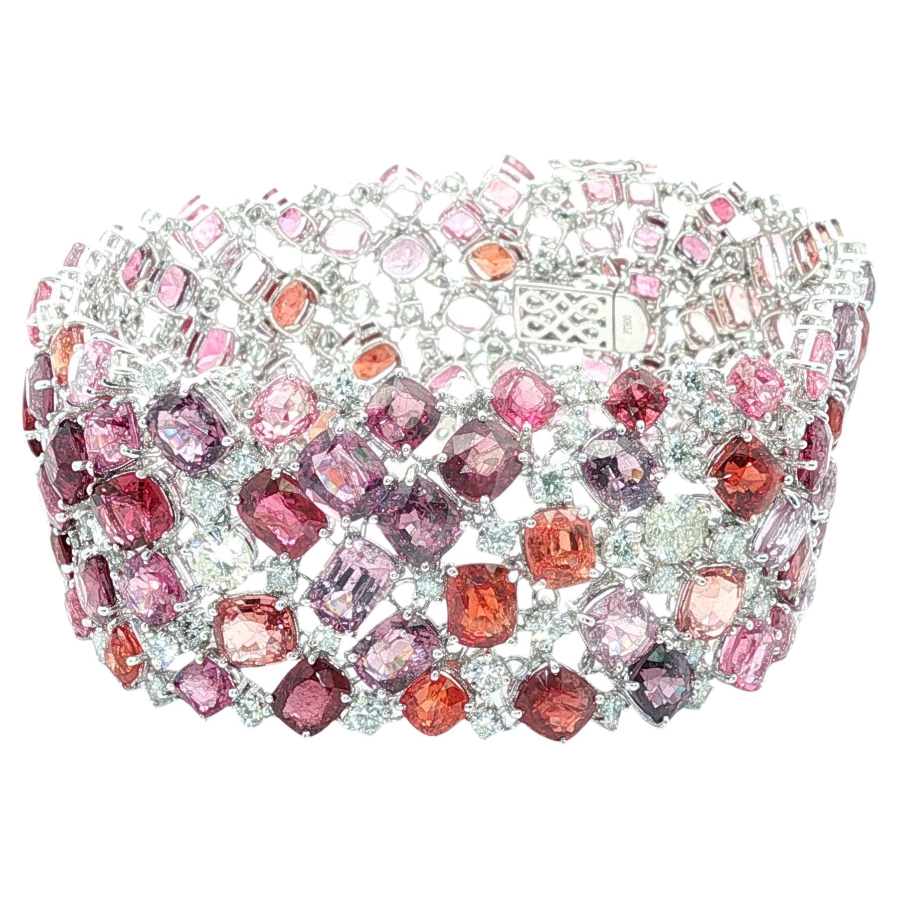 Pulsera ancha de platino con espinela rosa y diamantes 82,71 ct Alta joyería sin calor