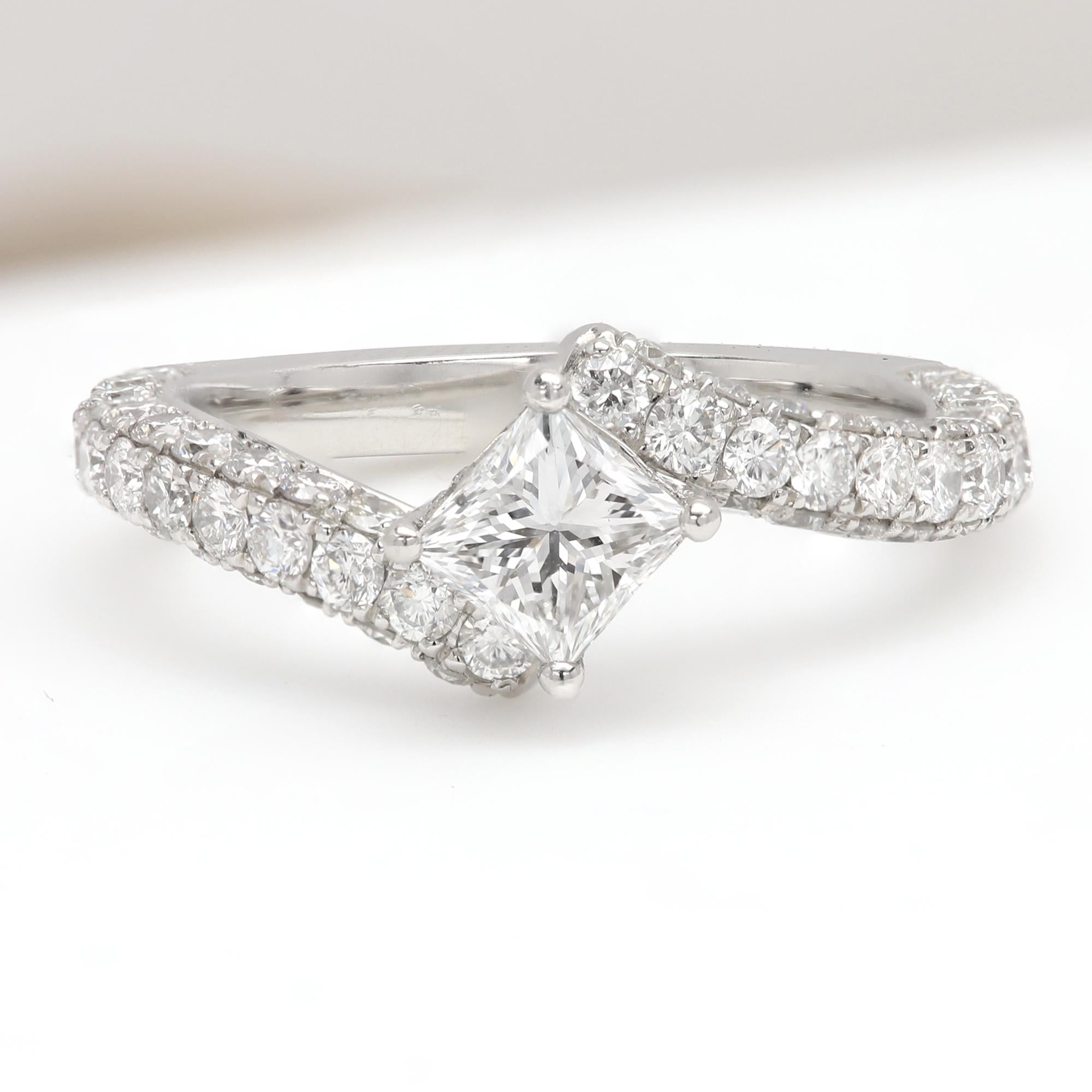 Anillo de compromiso de diamantes talla princesa en platino: 0,71 quilates, certificado GIA D-VS2 en venta 7