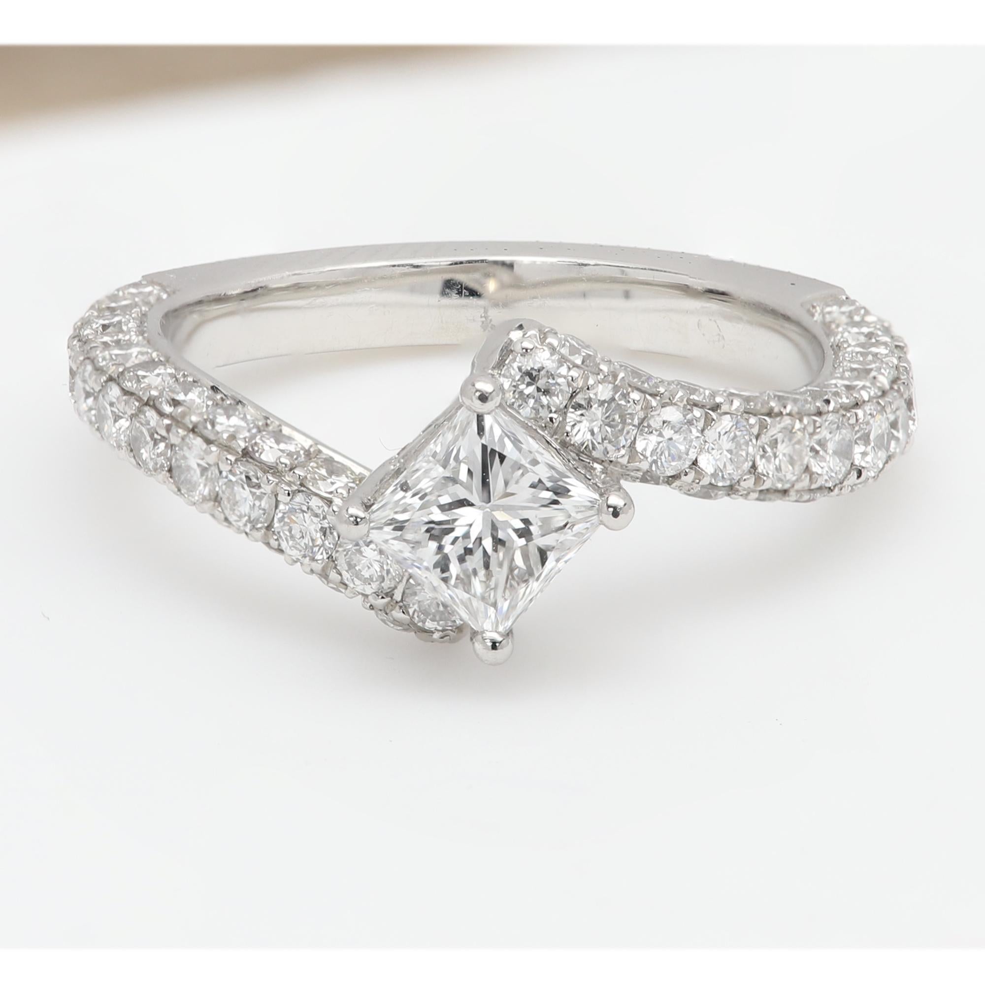 Anillo de compromiso de diamantes talla princesa en platino: 0,71 quilates, certificado GIA D-VS2 en venta 8