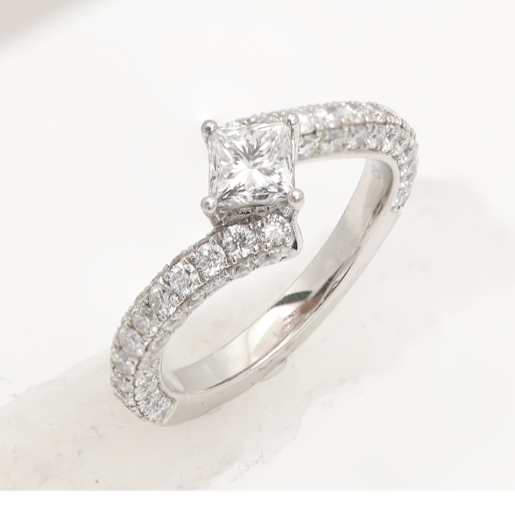 Anillo de compromiso de diamantes talla princesa en platino: 0,71 quilates, certificado GIA D-VS2 en venta 9