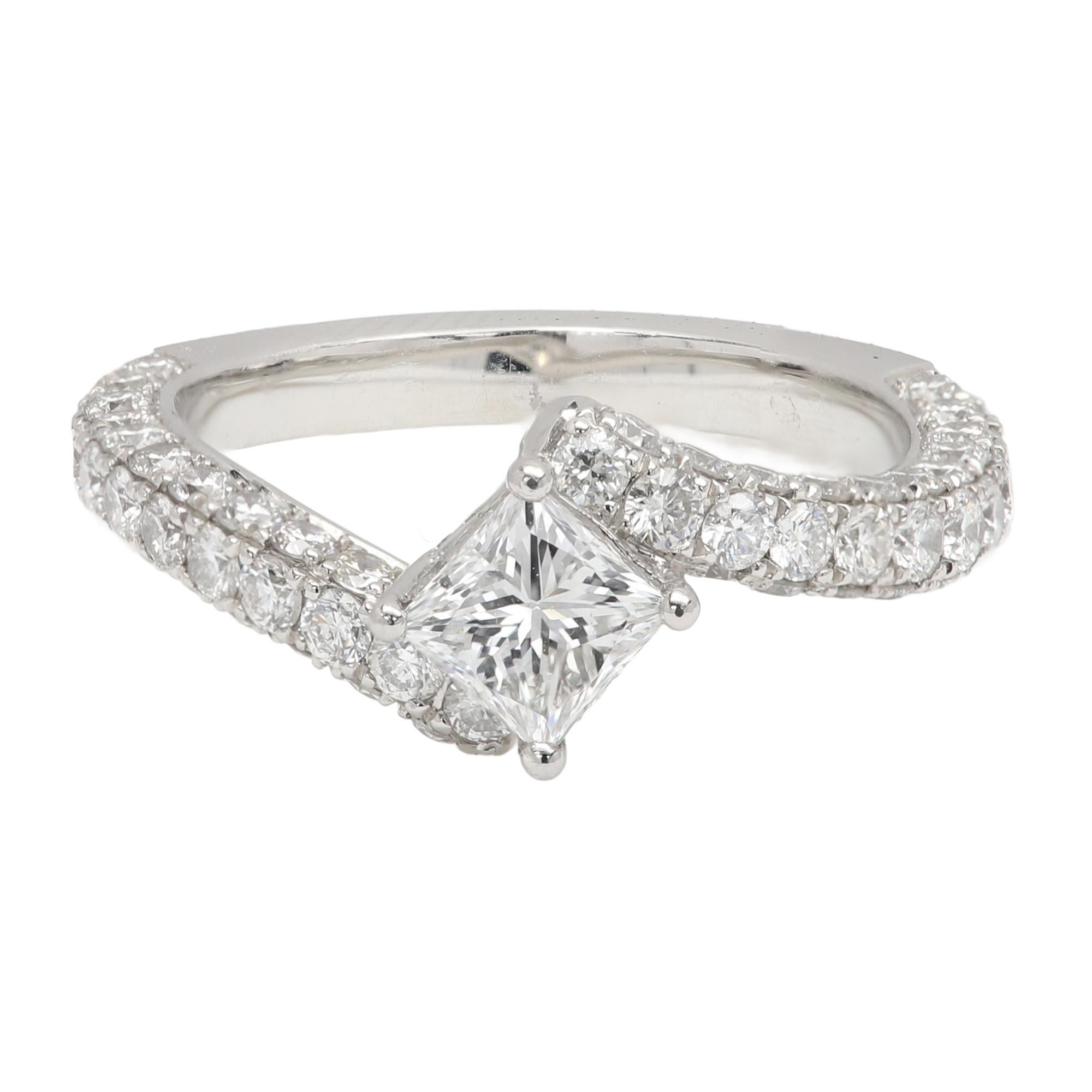 Vintage - nuevo nunca usado Anillo de compromiso de diamantes naturales
Piedra central: talla princesa / forma cuadrada 0,71 quilates D-VS2 - ¡diamante natural!
Tiene brillo y vida.
Conjunto en PLATINO REAL
Dedo tamaño 7,25
Peso aproximado 6,60