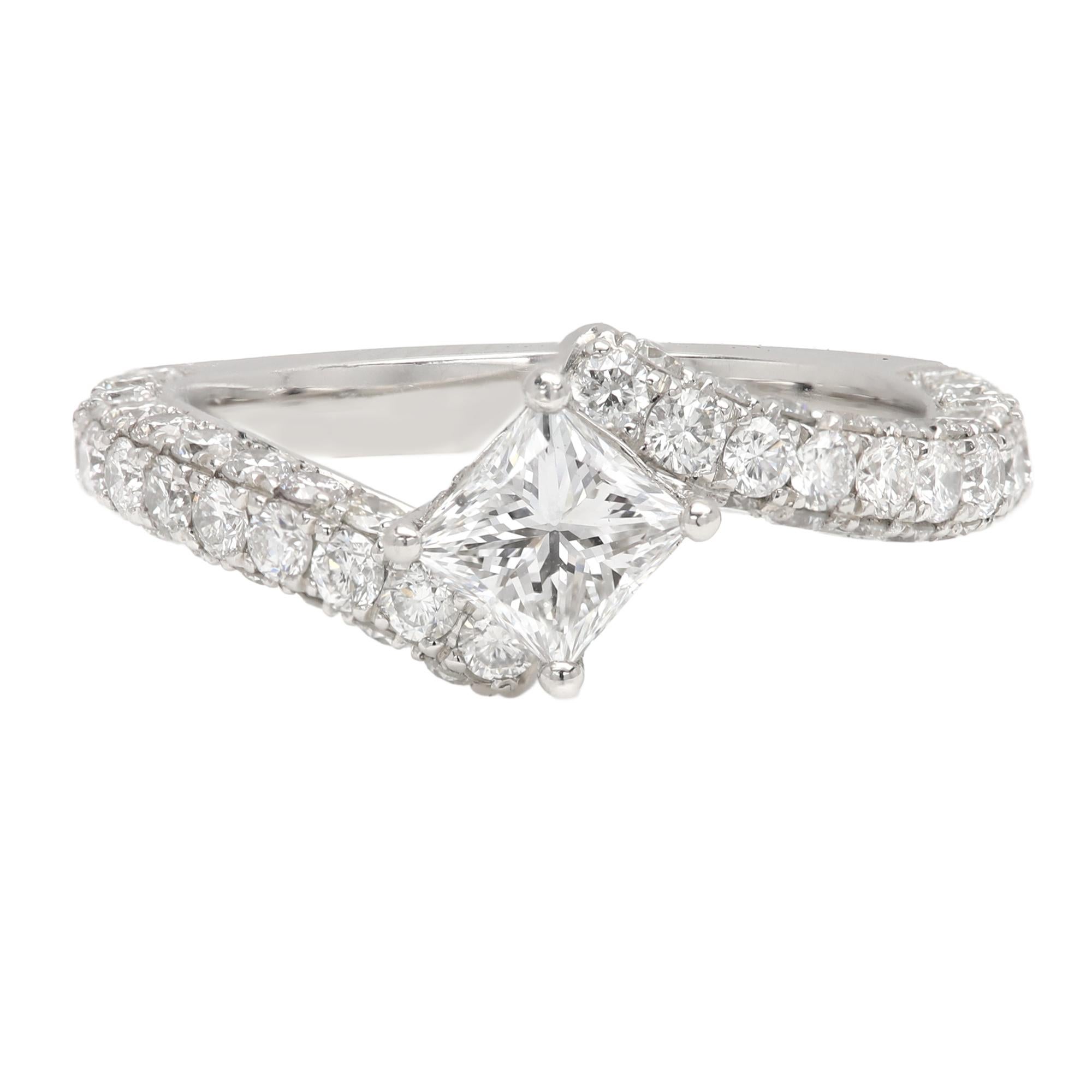 Anillo de compromiso de diamantes talla princesa en platino: 0,71 quilates, certificado GIA D-VS2 Corte princesa en venta