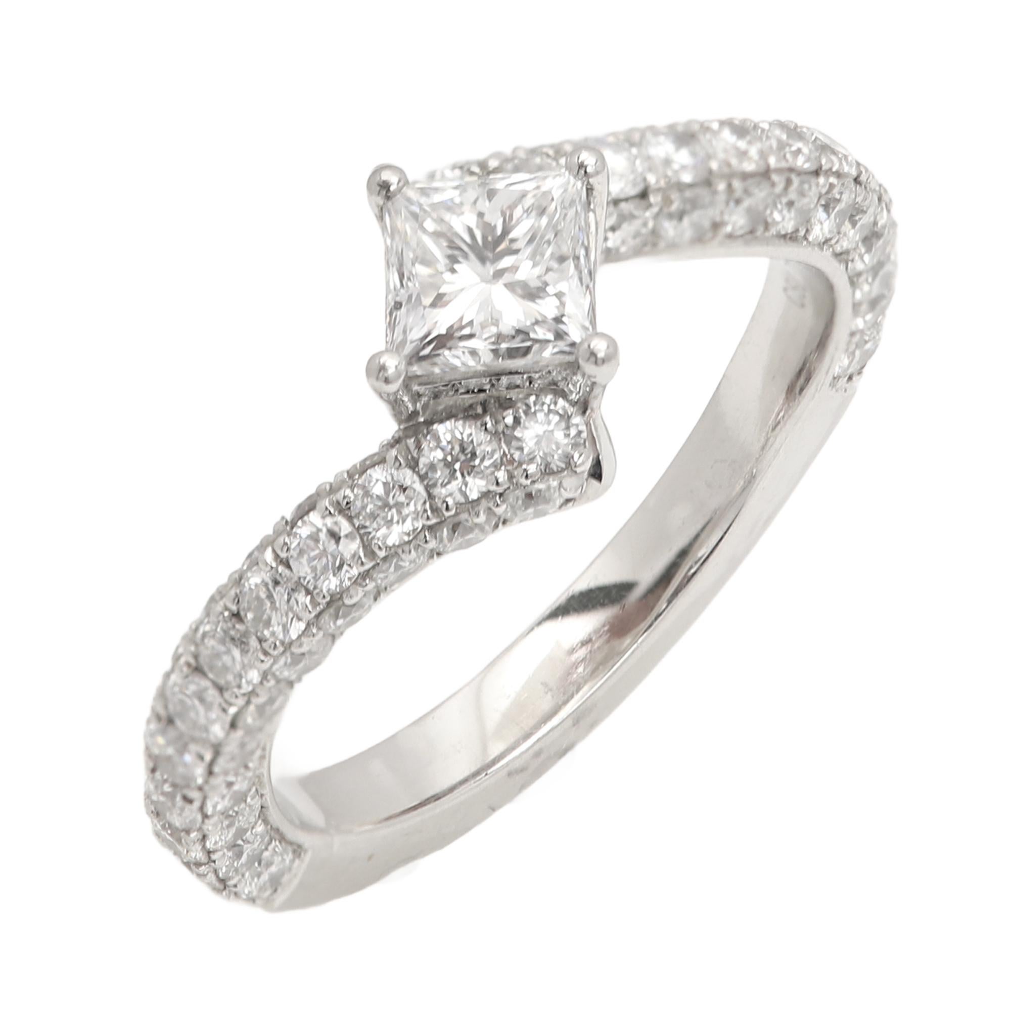 Anillo de compromiso de diamantes talla princesa en platino: 0,71 quilates, certificado GIA D-VS2 en Nuevo estado para la venta en Brooklyn, NY