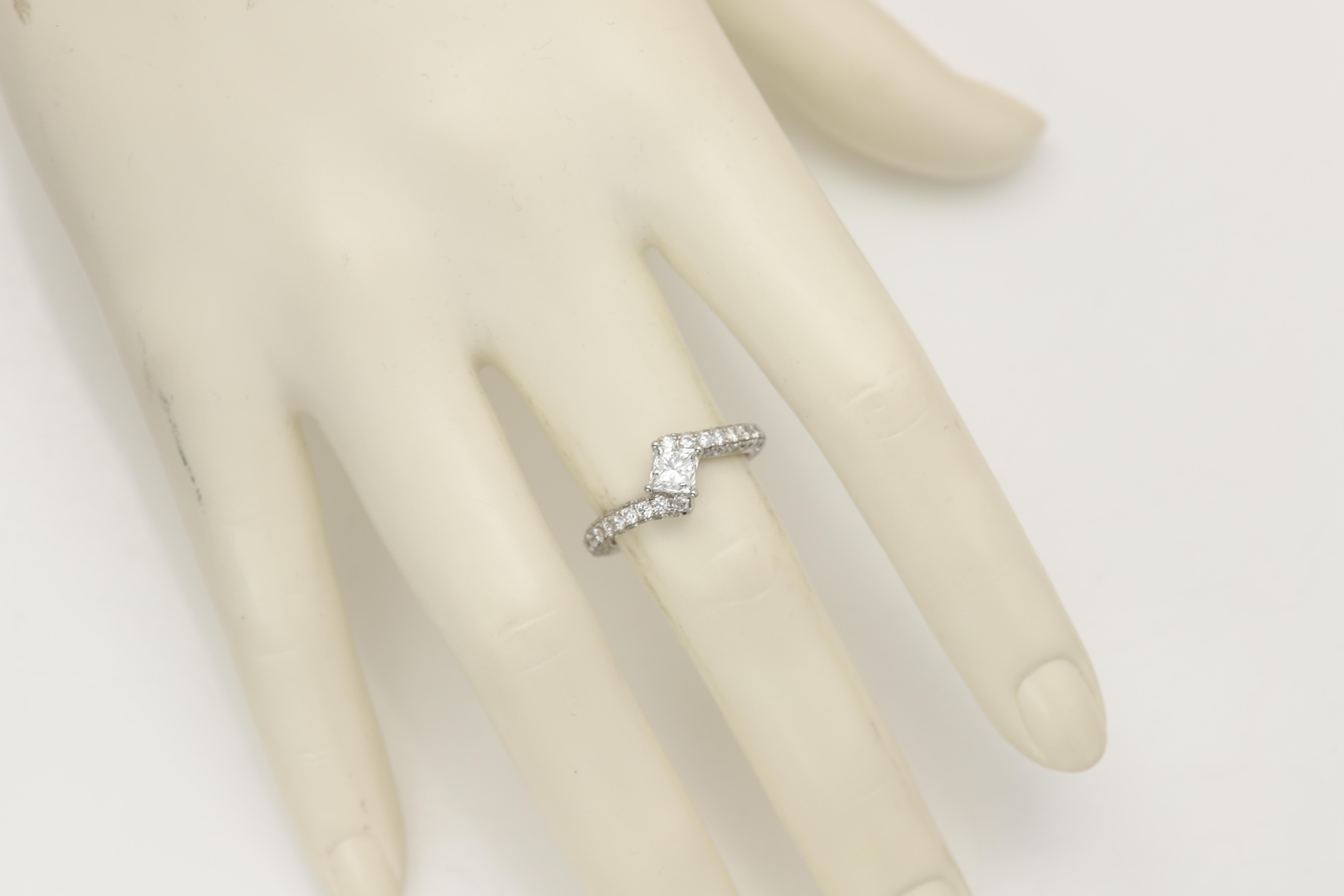 Anillo de compromiso de diamantes talla princesa en platino: 0,71 quilates, certificado GIA D-VS2 en venta 2