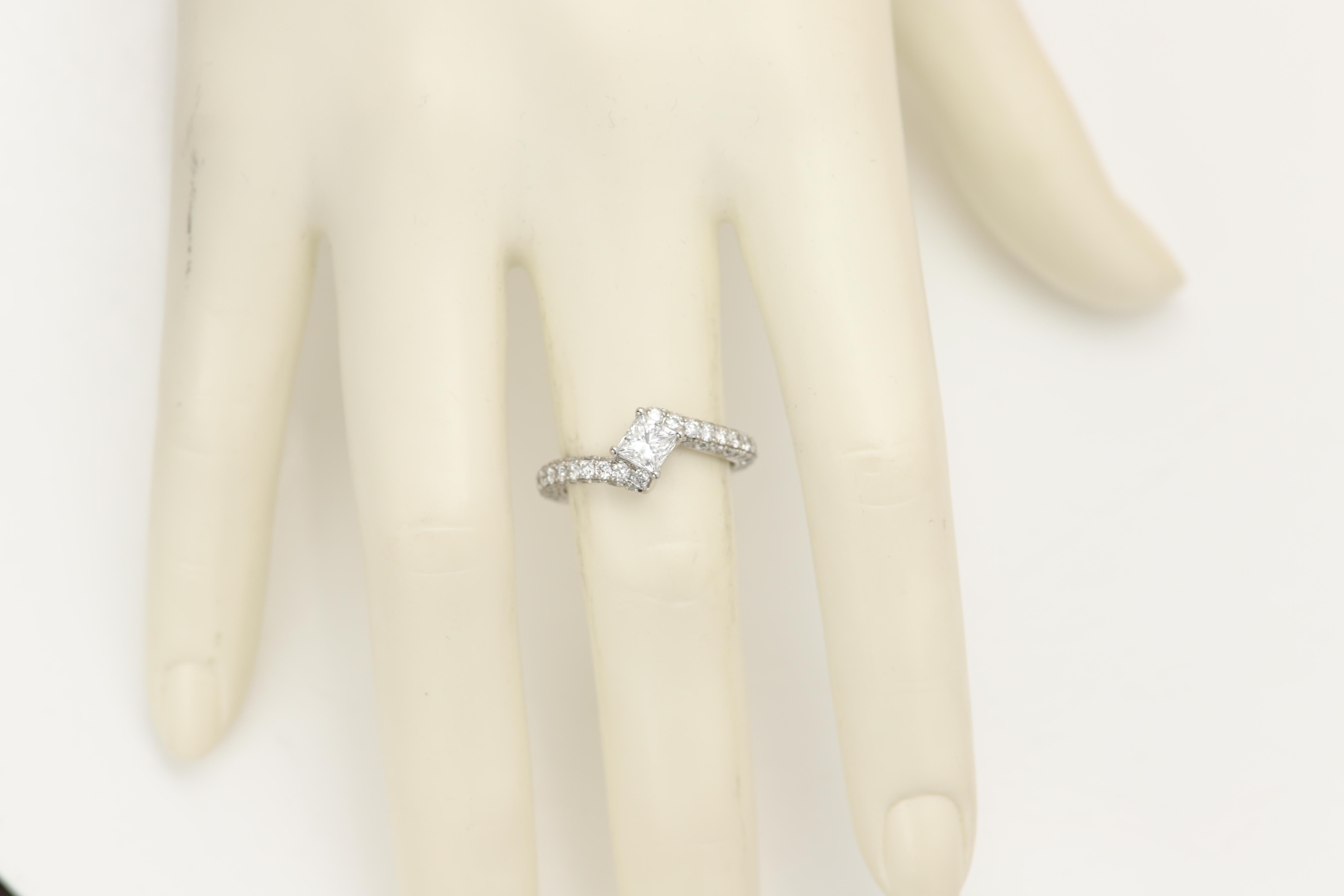 Anillo de compromiso de diamantes talla princesa en platino: 0,71 quilates, certificado GIA D-VS2 en venta 3