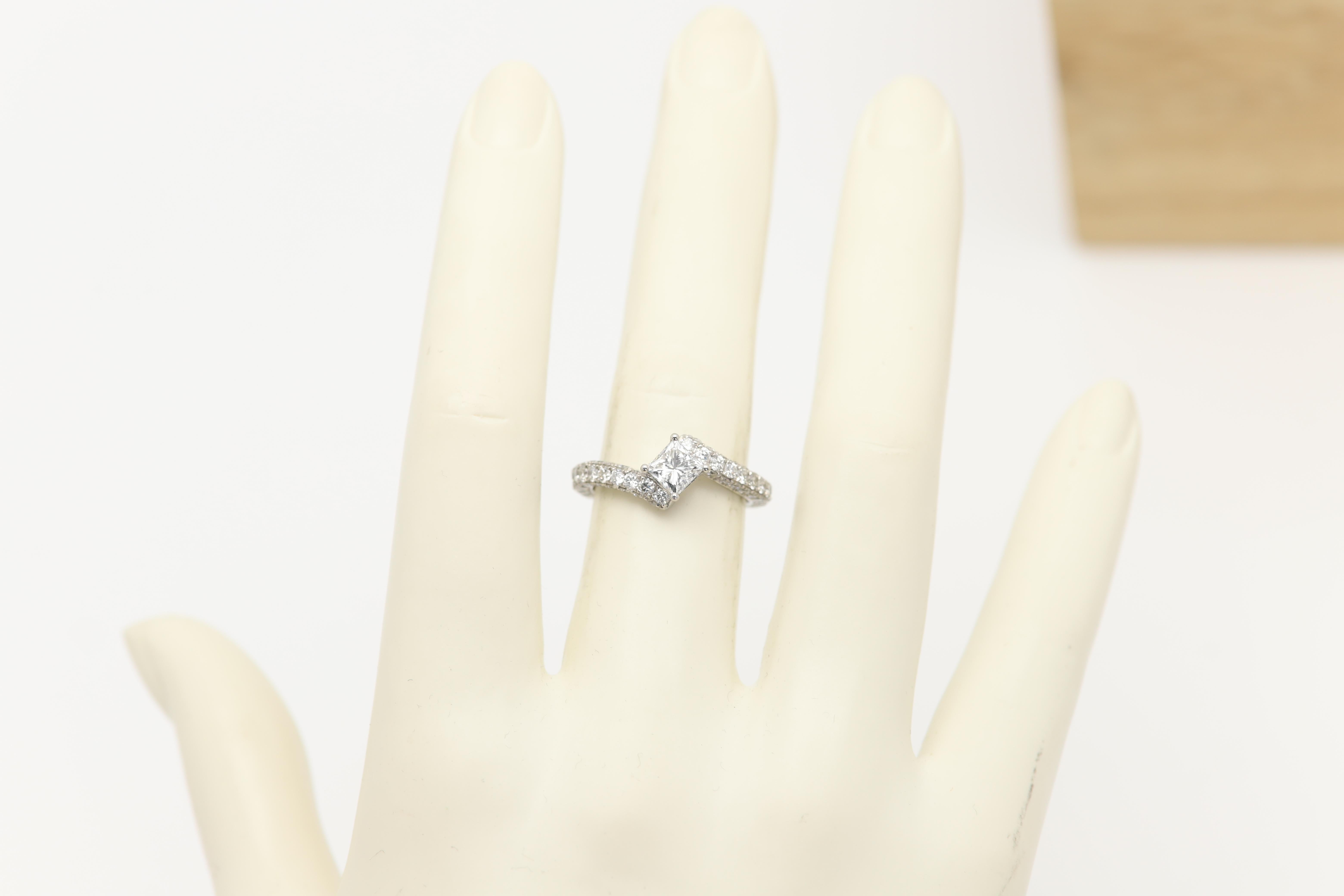 Anillo de compromiso de diamantes talla princesa en platino: 0,71 quilates, certificado GIA D-VS2 en venta 4