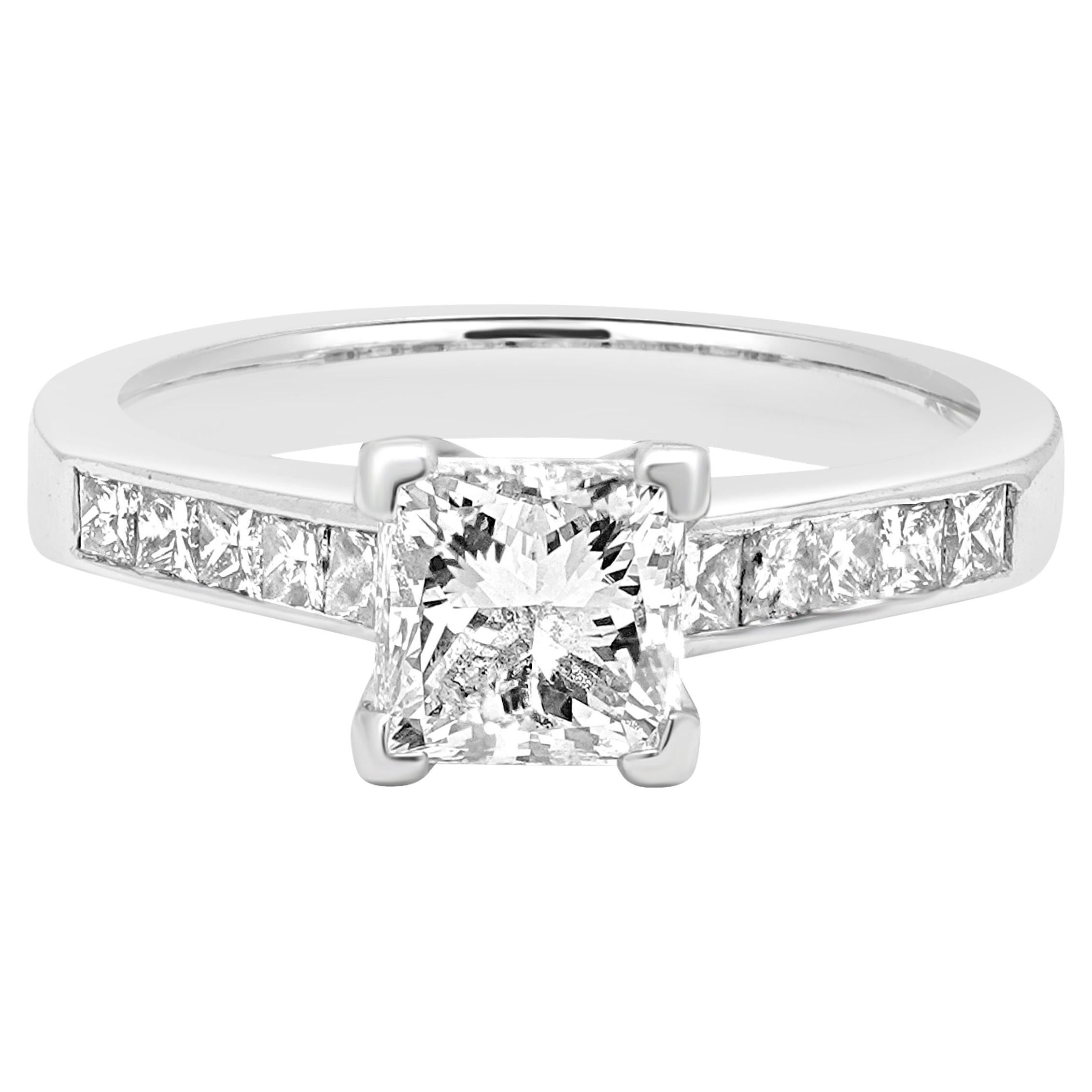 Bague de fiançailles en platine avec diamant taille princesse