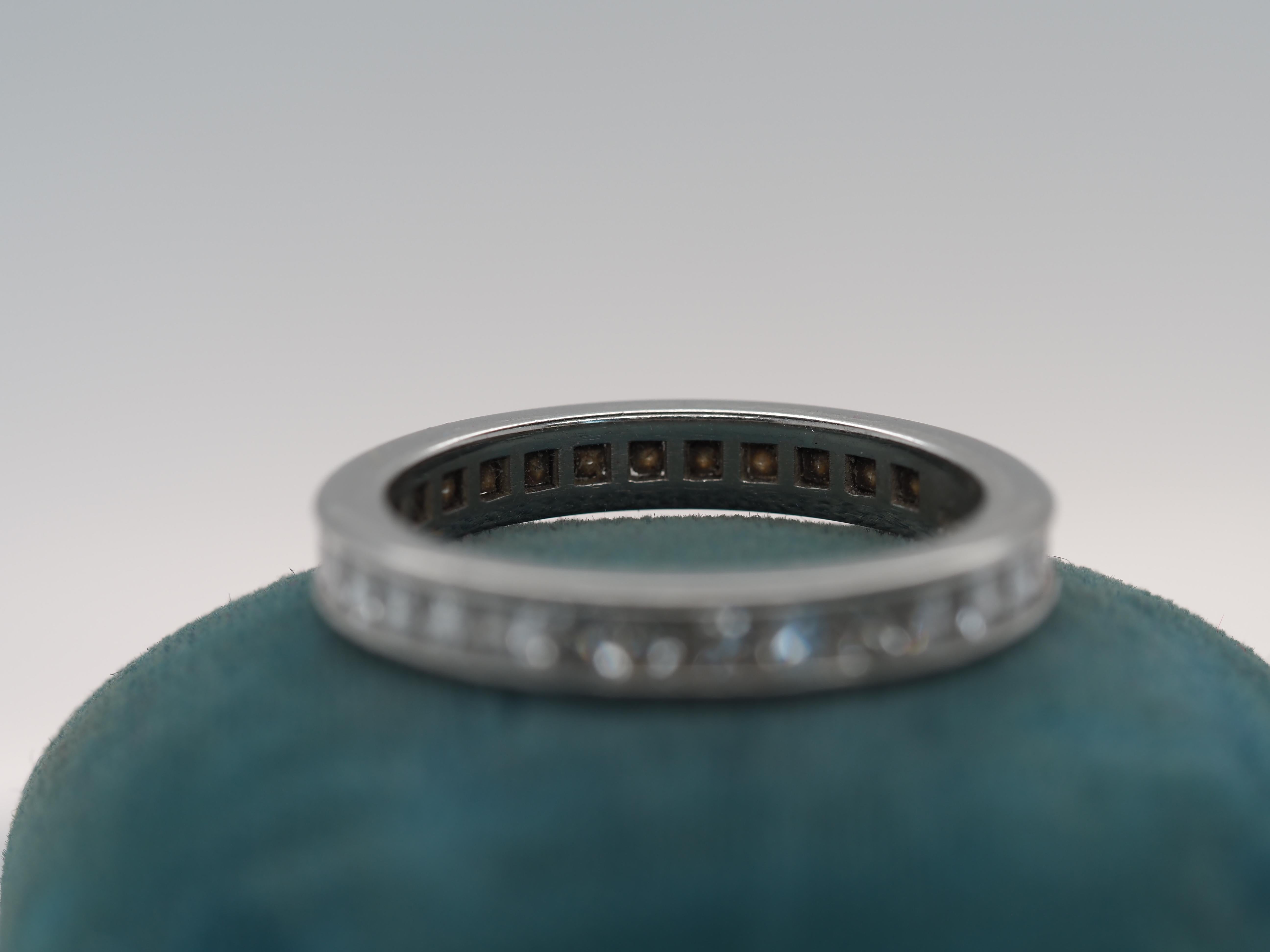 Platin-Eternity-Ring mit Diamant im Prinzessinnenschliff 3,00 Karat Größe 8,25 (Zeitgenössisch) im Angebot
