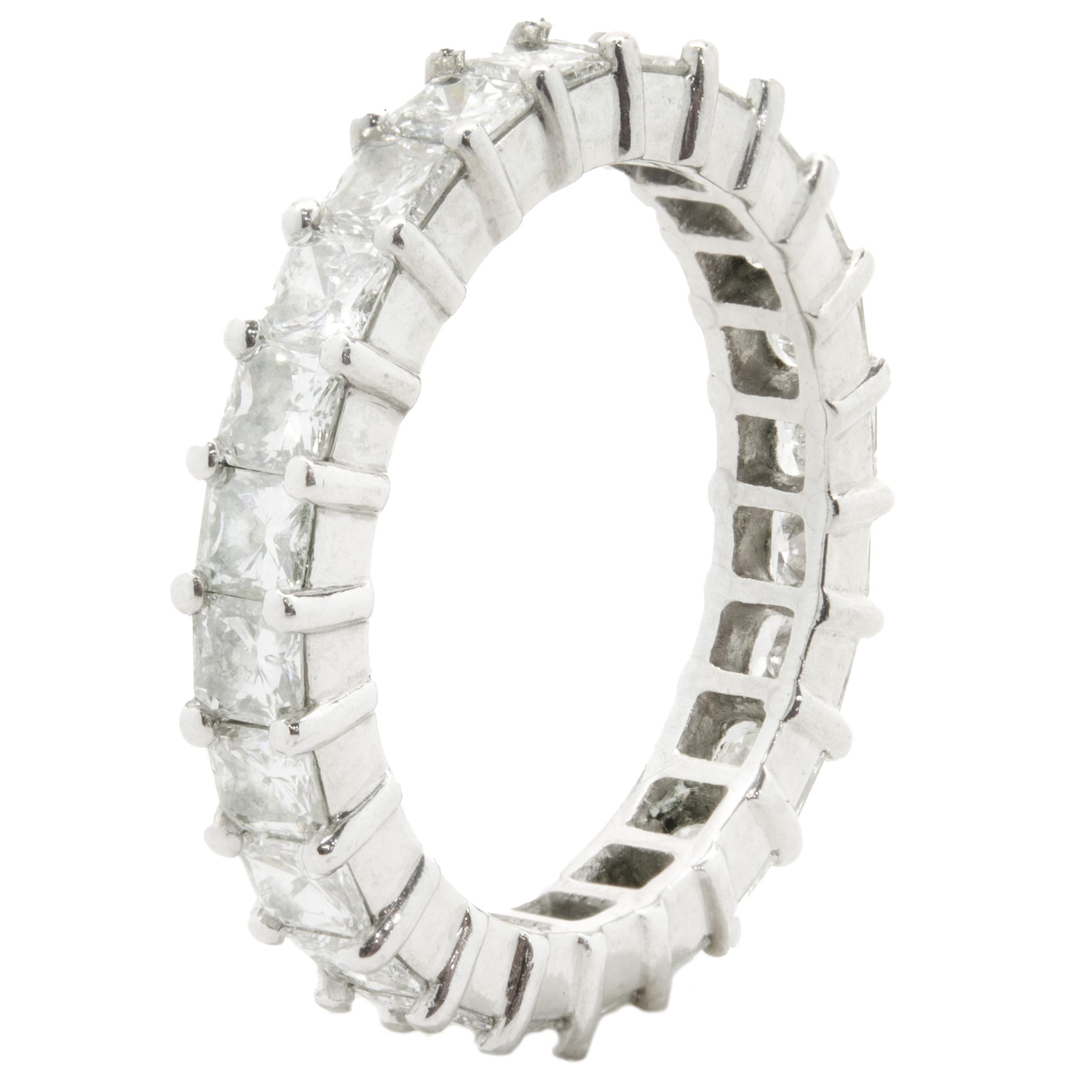 Platin-Eternity-Ring mit Diamant im Prinzessinnenschliff im Zustand „Hervorragend“ in Scottsdale, AZ