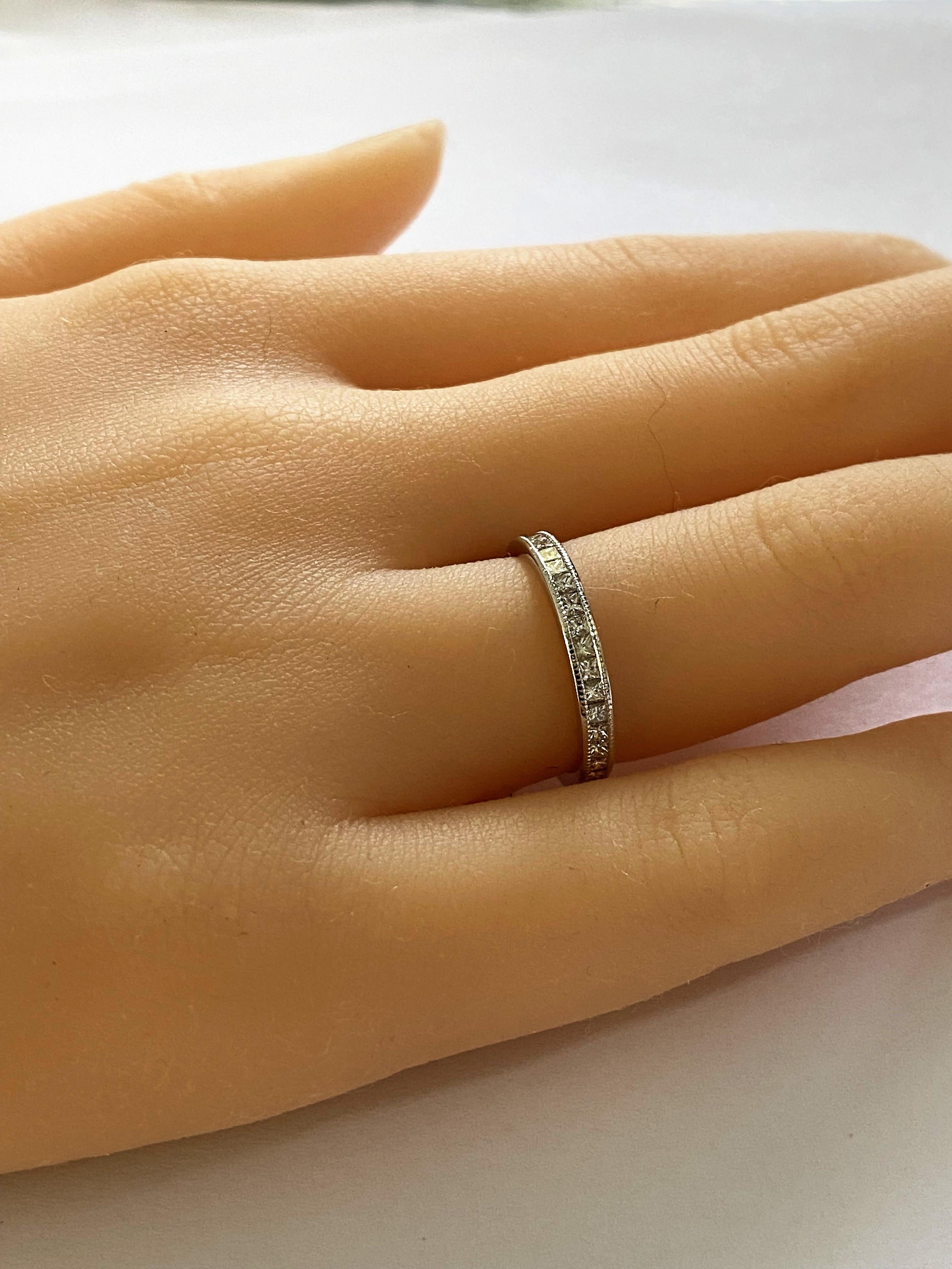 Platin Princess Cut Diamond Eternity Milgrain Band mit einem Gewicht von 1,45 Karat im Zustand „Neu“ in New York, NY
