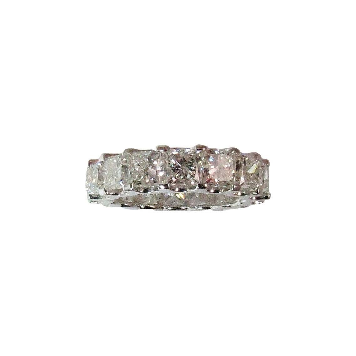 Eternity-Ring aus Platin mit Diamanten im Prinzessinnenschliff in Zacken