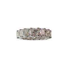 Eternity-Ring aus Platin mit Diamanten im Prinzessinnenschliff in Zacken