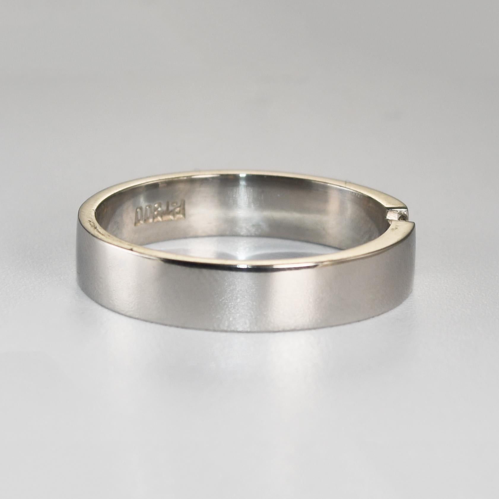 Alianza de platino y diamantes.
Lleva el sello Pt 800 y pesa 8,3 gramos.
El diamante de talla princesa es de color I a J, claridad VS, 0,12 quilates.
El anillo mide 4.7 mm de ancho en la parte superior.
La talla del anillo es 10 1/4 y se puede