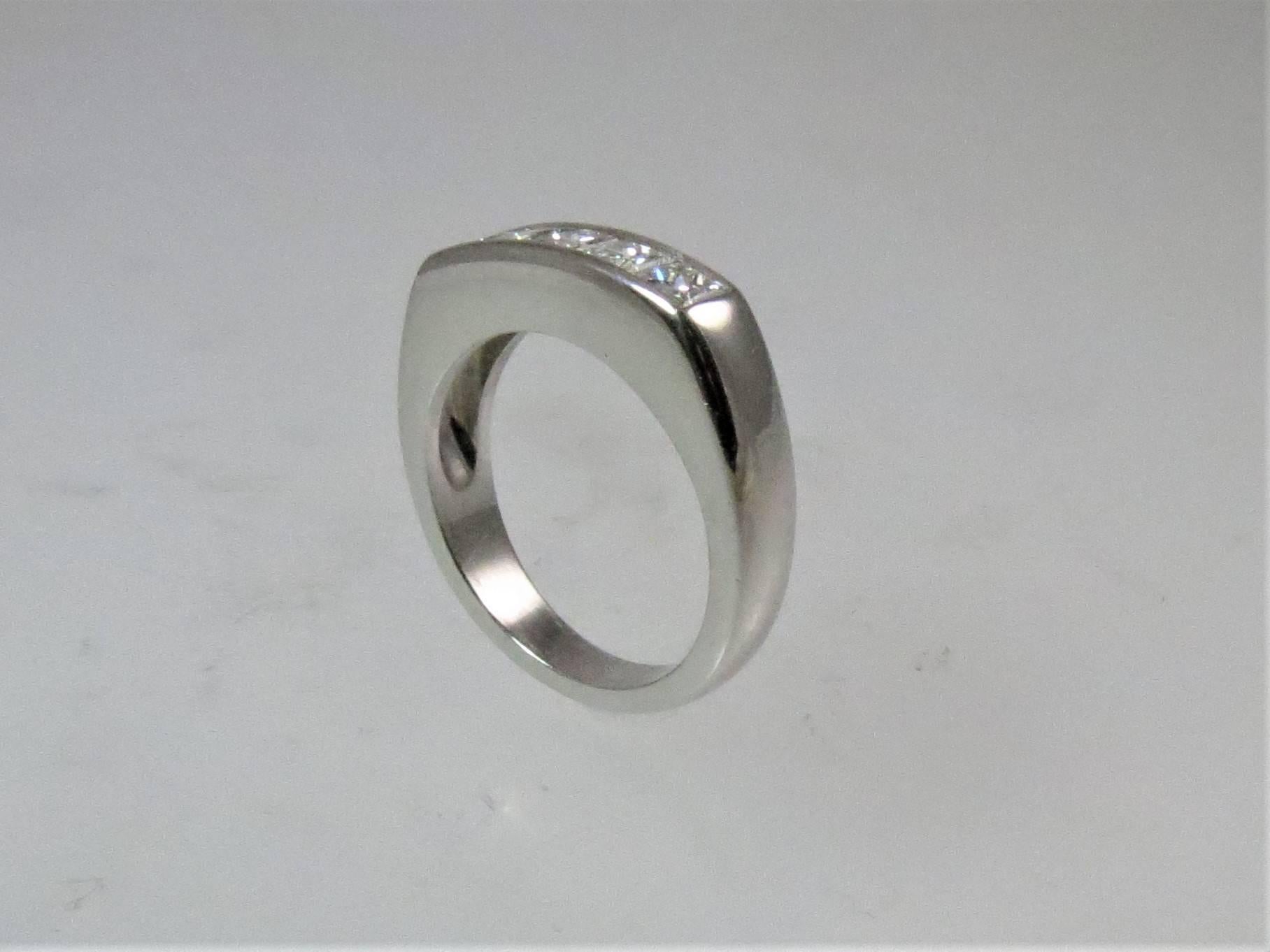 Platin-Hochzeitsring mit Diamant im Prinzessinnenschliff (Carréschliff) im Angebot