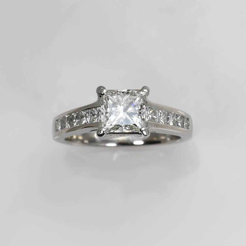 Taglio princess Anello in platino con diamante certificato GIA con taglio a principessa da 1,03 ct. in vendita