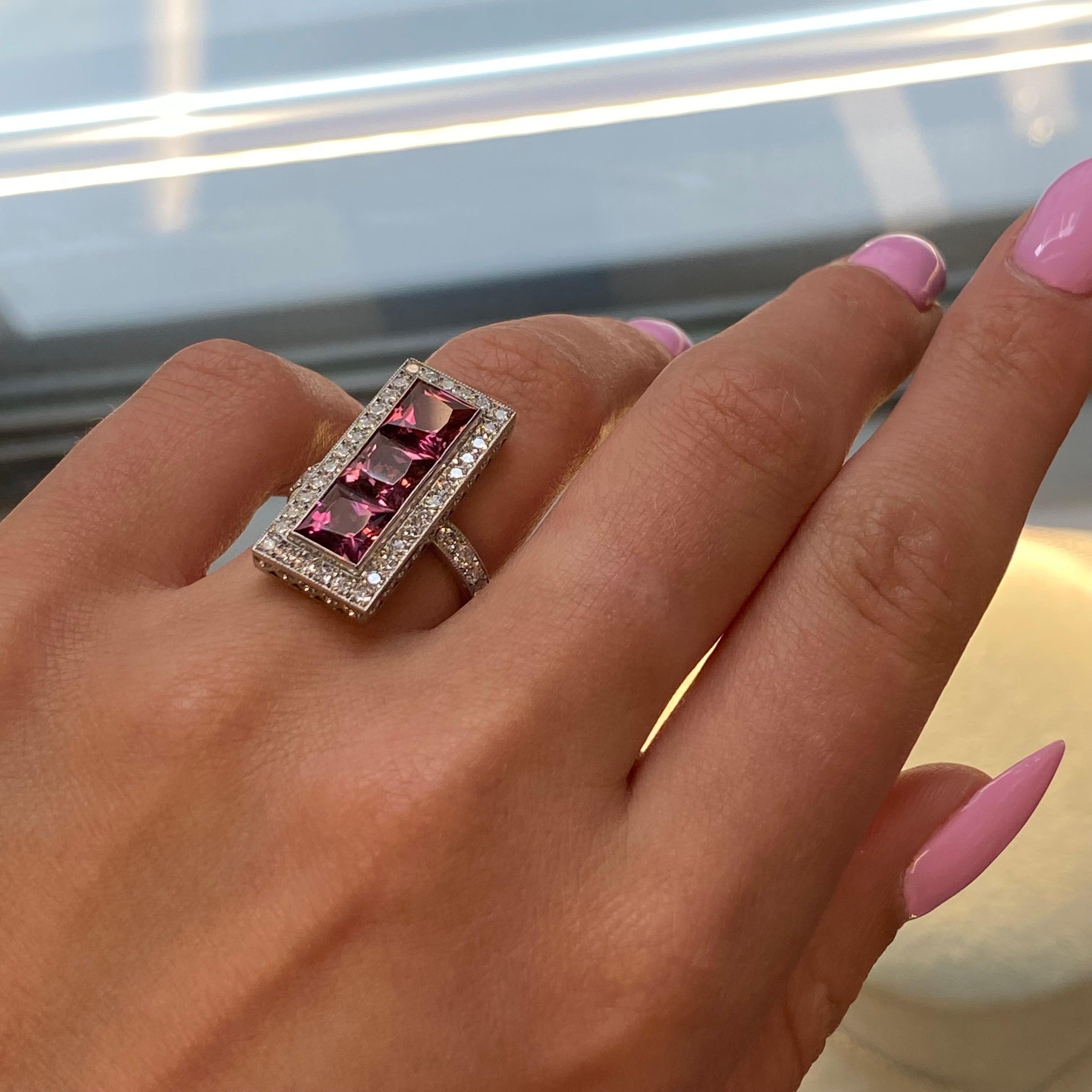 Platin Prinzessinnenschliff Rosa Turmalin Drei Steine Diamanten Halo Ring im Zustand „Neu“ im Angebot in New York, NY
