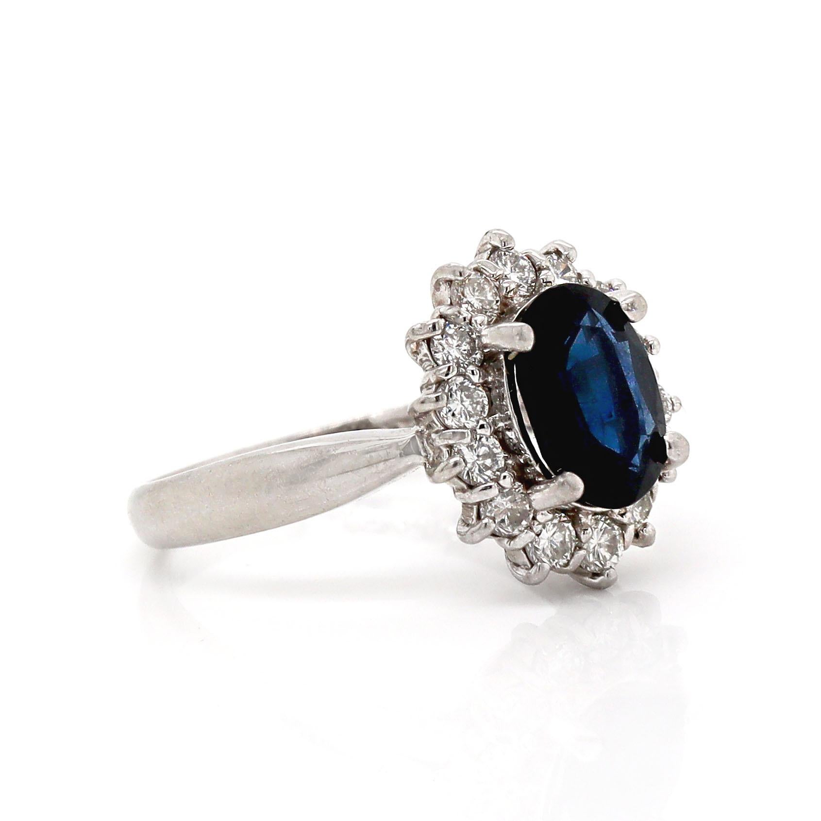 Anello in platino PT850 con zaffiro e diamante

Questo elegante anello in platino presenta al centro uno splendido zaffiro blu dal taglio ovale, circondato da una scintillante aureola di diamanti tondi taglio brillante. La tonalità profonda e