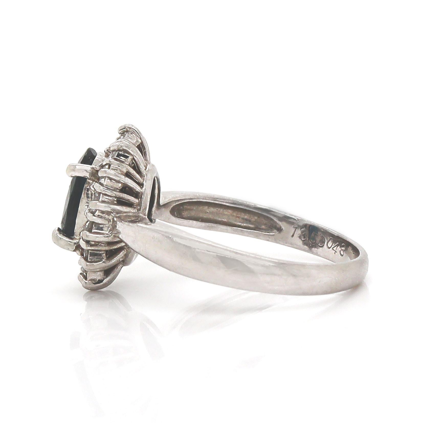 Taglio ovale Anello in platino PT850 con zaffiro e diamante in vendita