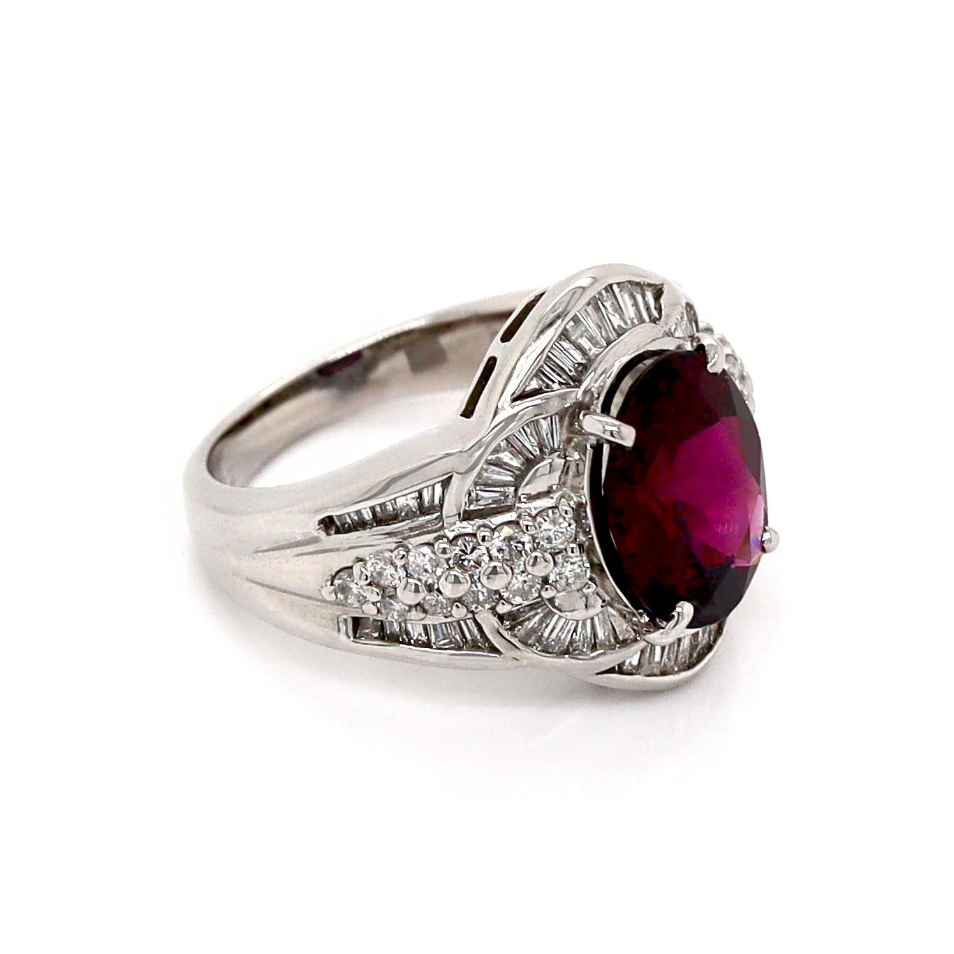 Anillo de Platino Pt900 Granate Almandino y Diamante

Este elegante anillo de platino incorpora un impresionante Granate Almandino de 3,50 ct, famoso por su profundo y rico tono púrpura rojizo que desprende calidez y sofisticación. El granate está
