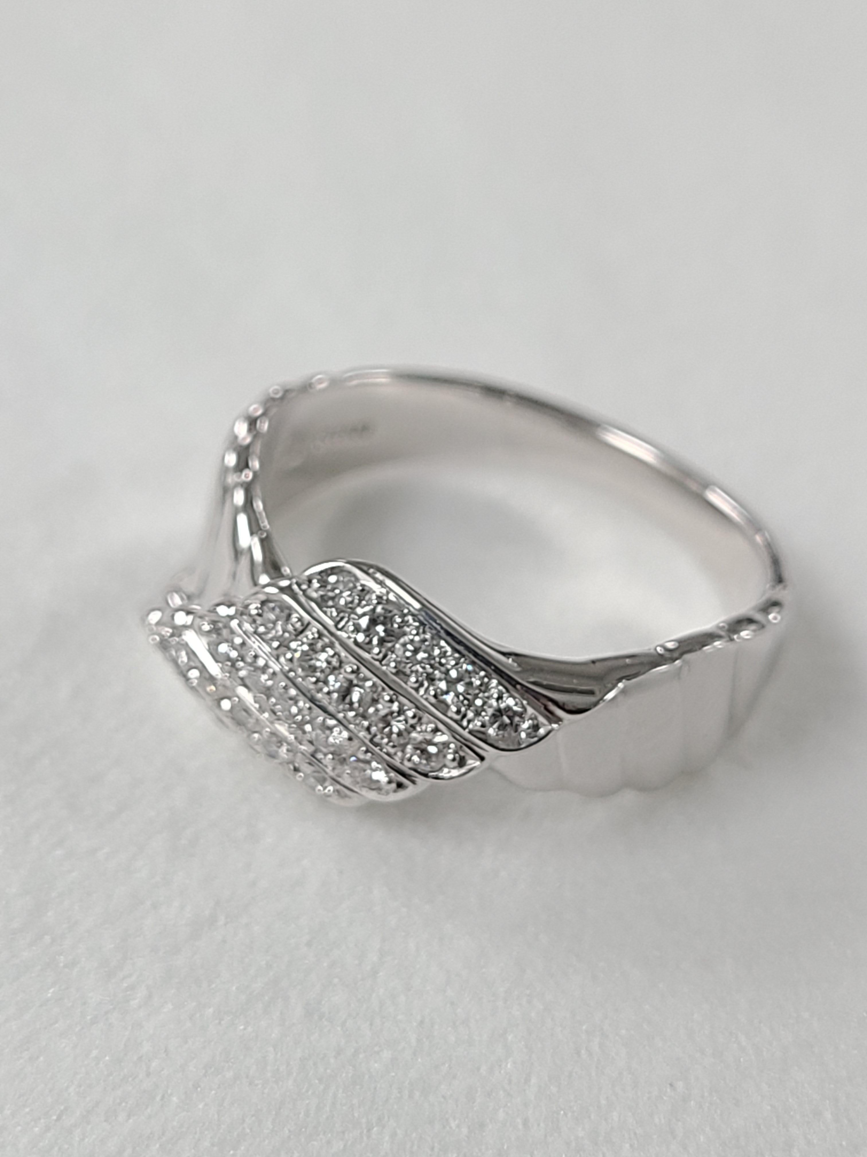 Women's or Men's Platinum PT900 Diamond Ring For Sale