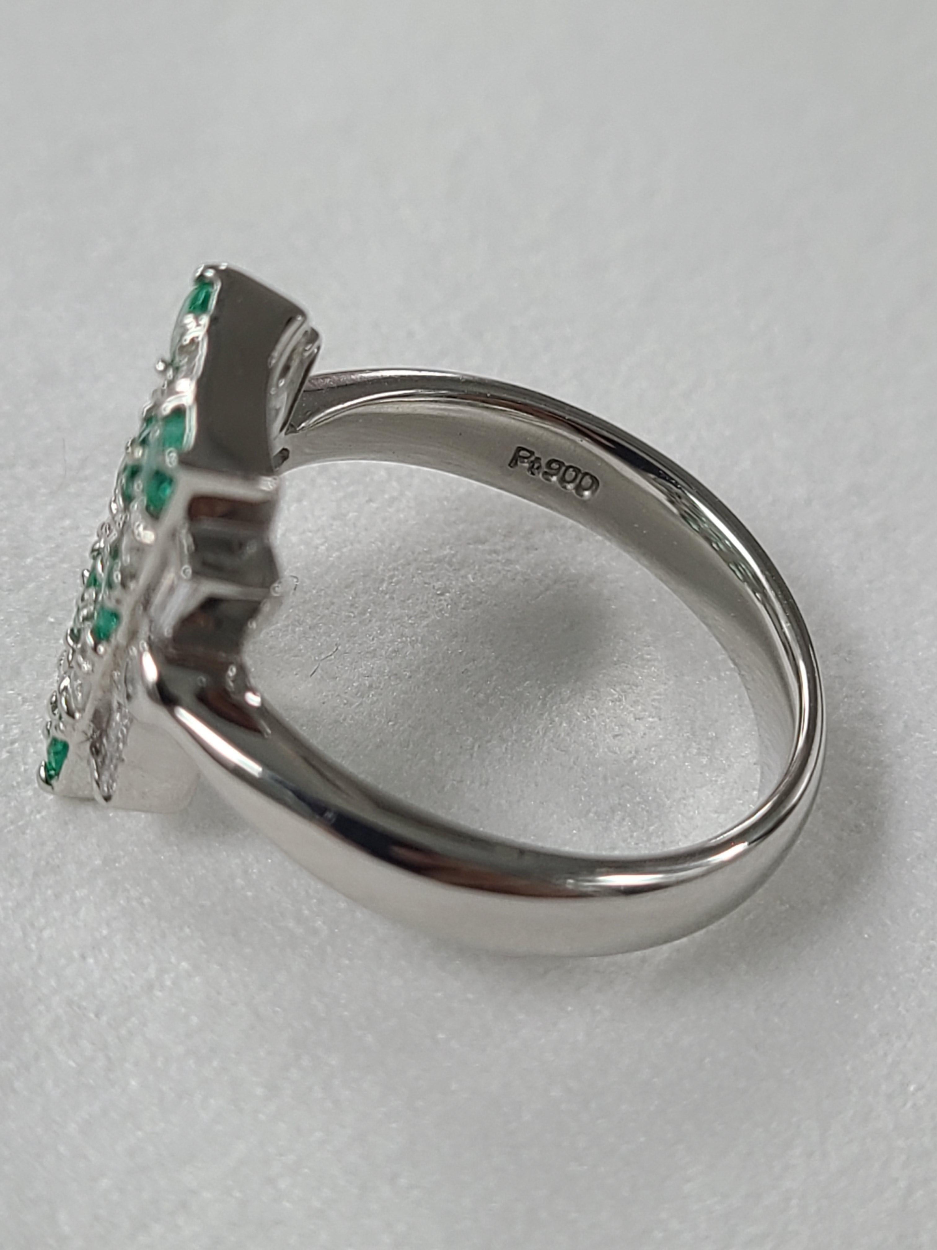 Round Cut Platinum PT900 Emerald and Diamond Ring