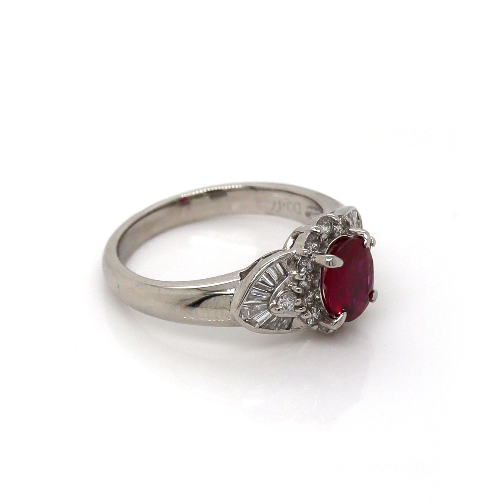 Anillo PT900 de Platino con Rubí y Diamantes

Este elegante anillo de platino presenta un llamativo rubí rojo sangre, de talla ovalada y engastado en el centro, que desprende un profundo y rico matiz que llama la atención. Alrededor del rubí hay un