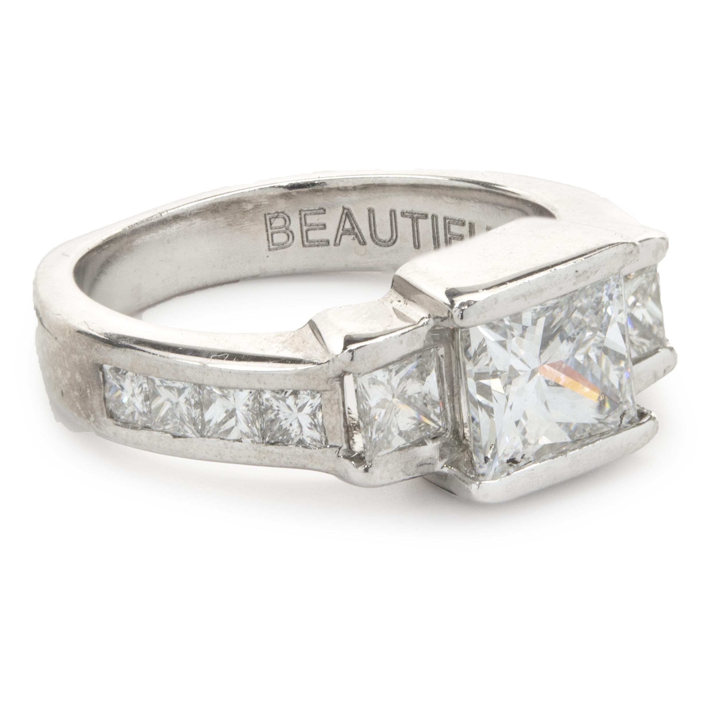 Designer: personalizzato
Materiale: platino
Diamante: 1 taglio radiante = 1,52ct
Colore: E
Chiarezza: VS2
GIA: 11763064
Diamanti: 10 taglio princess = 0,88cttw
Colore: E / F
Chiarezza: VS2
Misura dell'anello: 5,5 (si prega di attendere fino a 2