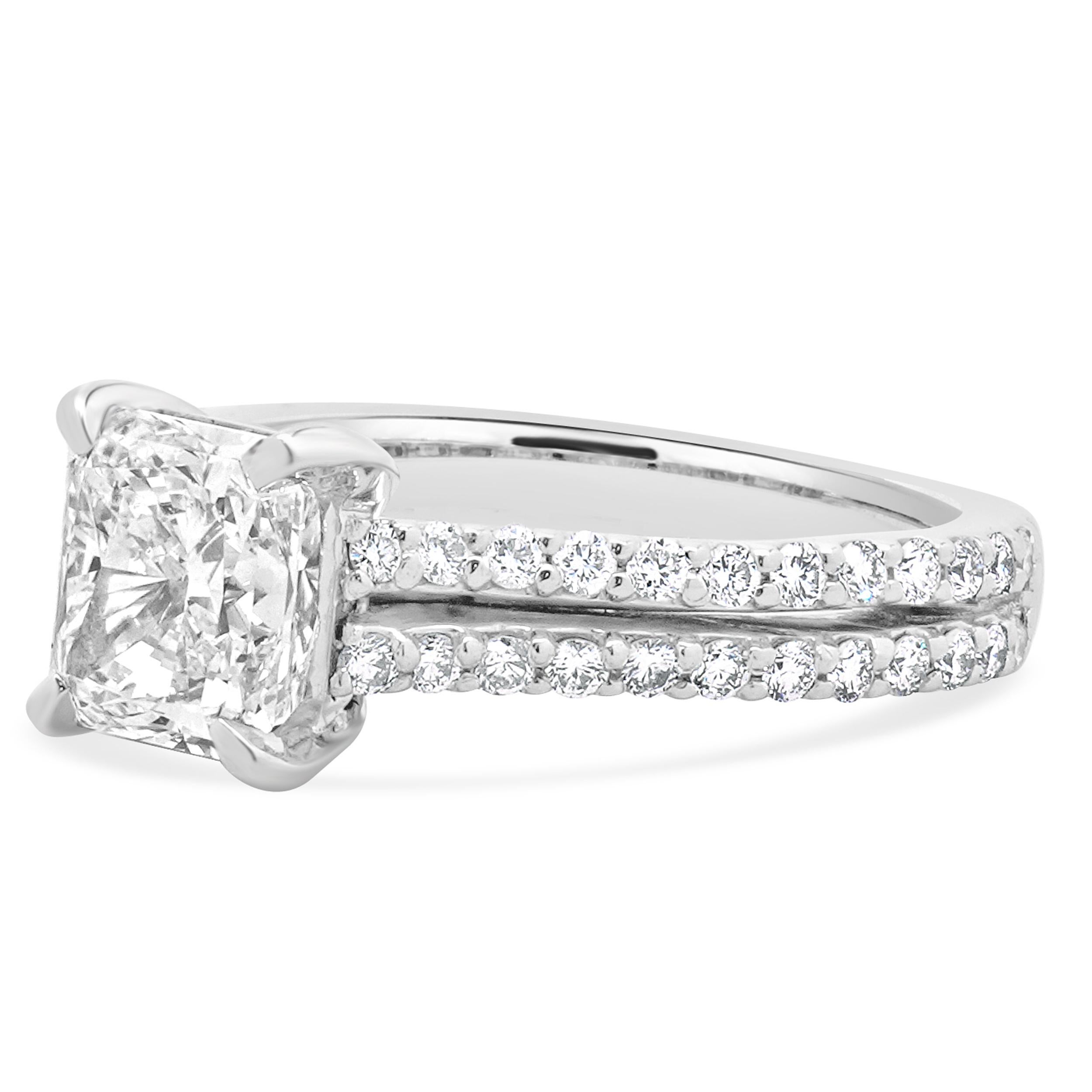 Material: platino
Diamante central: 1 talla radiante = 1,61 ct
Color: H
Claridad: VS2
GIA: 2151006300
Diamante: 48 talla brillante redonda = 0,48 ctw
Color: H
Claridad: SI1
Tamaño del anillo: 6,25 (espera hasta 2 días laborables más para solicitar