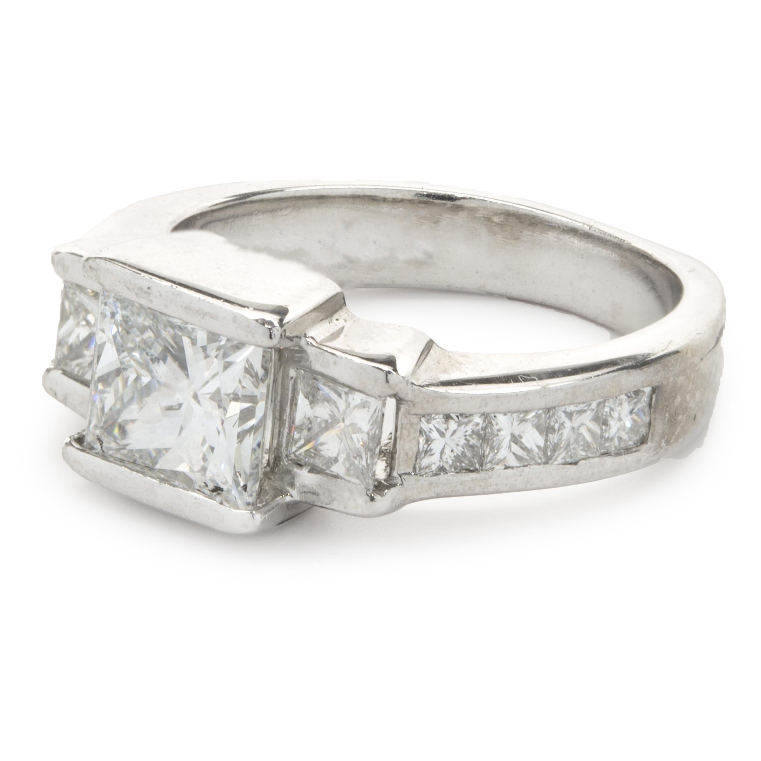 Taglio radiant Anello di fidanzamento in platino con diamante a taglio radiante