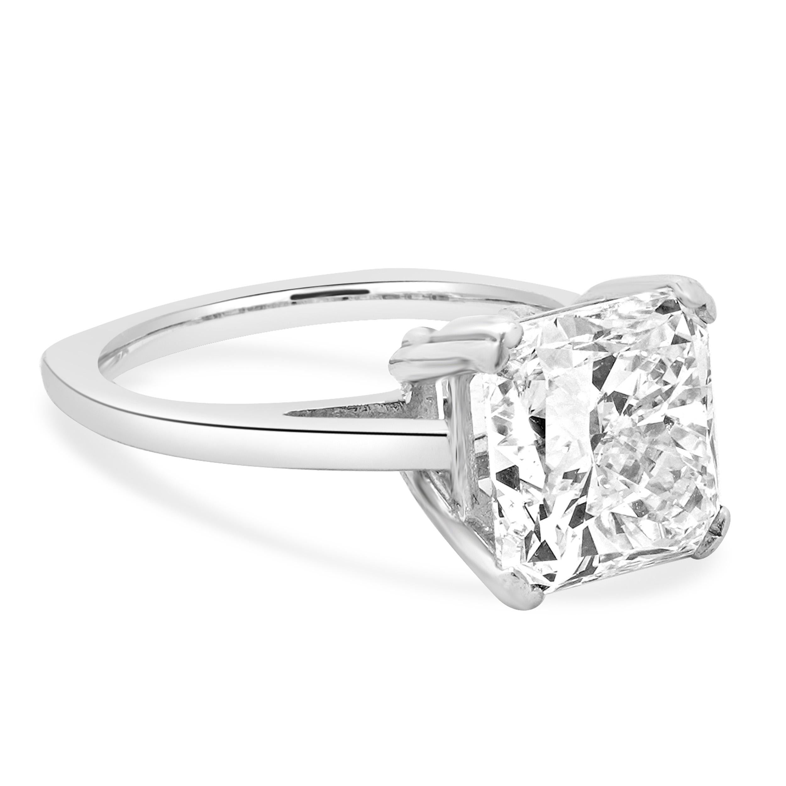 Taglio radiant Anello di fidanzamento in platino con diamante a taglio radiante in vendita