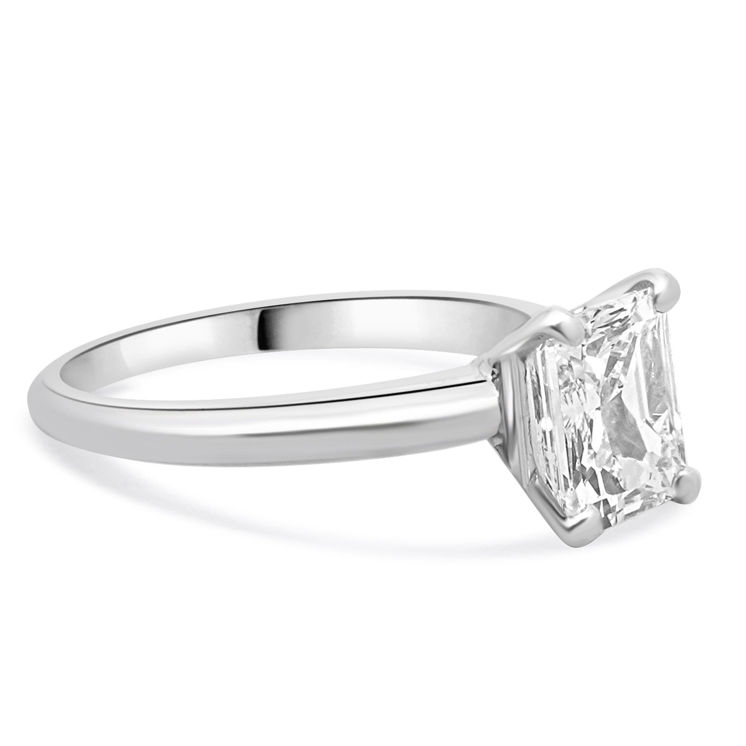 Taglio radiant Anello di fidanzamento in platino con diamante a taglio radiante in vendita