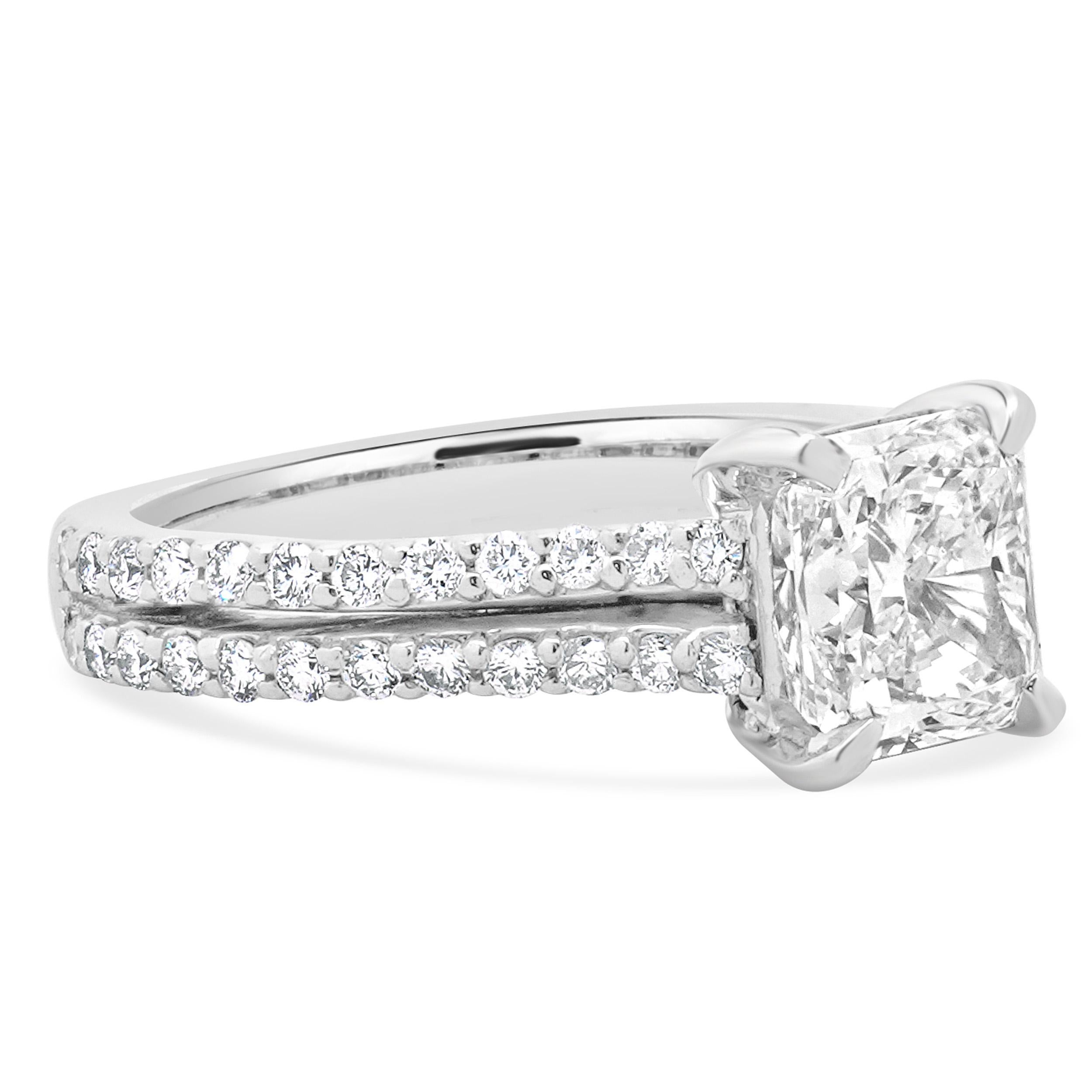 Anillo de compromiso de diamantes talla radiante en platino en Excelente estado para la venta en Scottsdale, AZ
