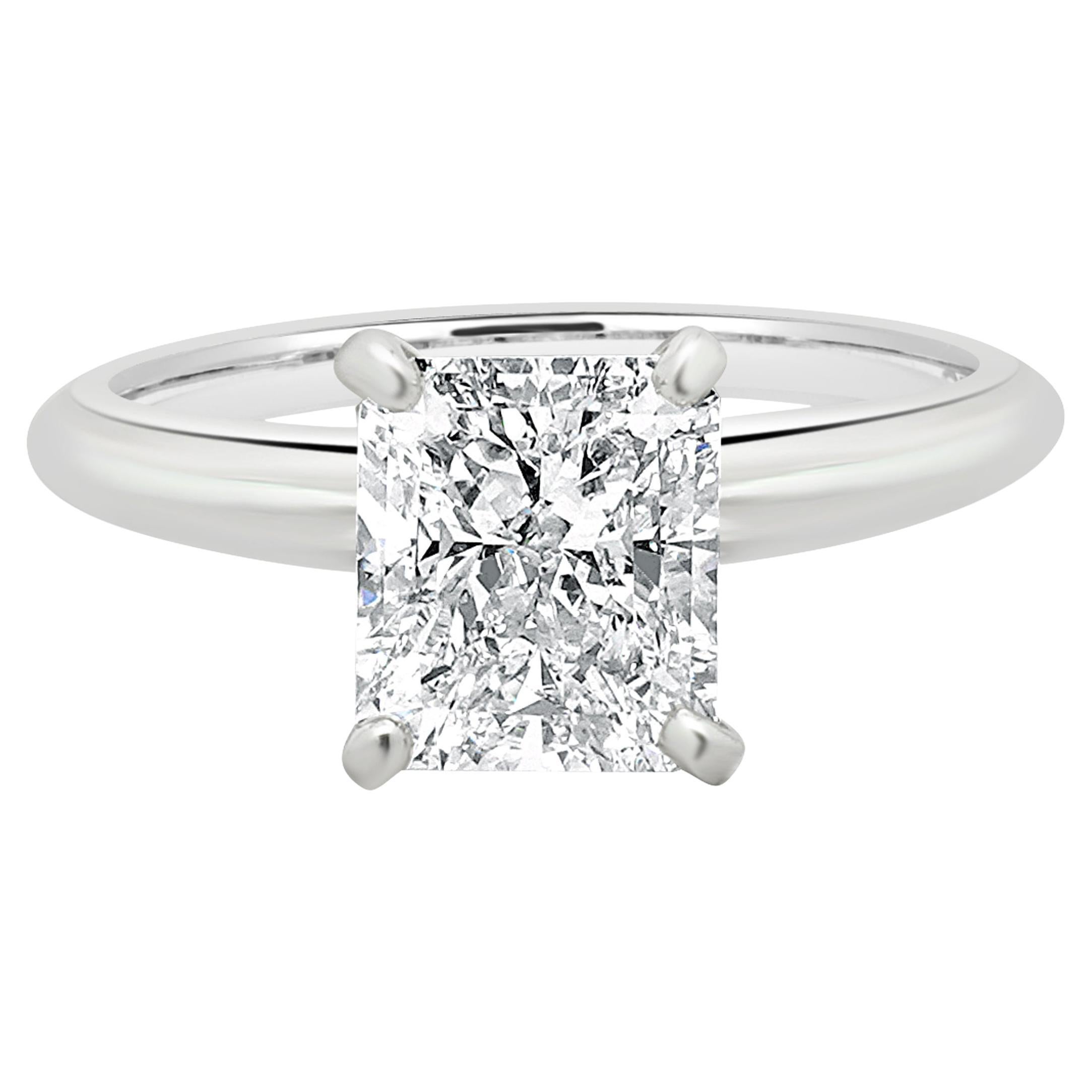 Anello di fidanzamento in platino con diamante a taglio radiante