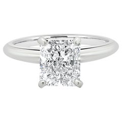 Anello di fidanzamento in platino con diamante a taglio radiante