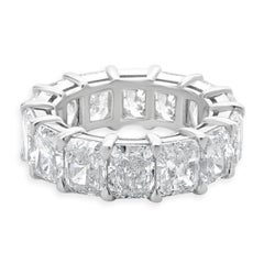 Anillo de eternidad de platino con diamante talla radiante