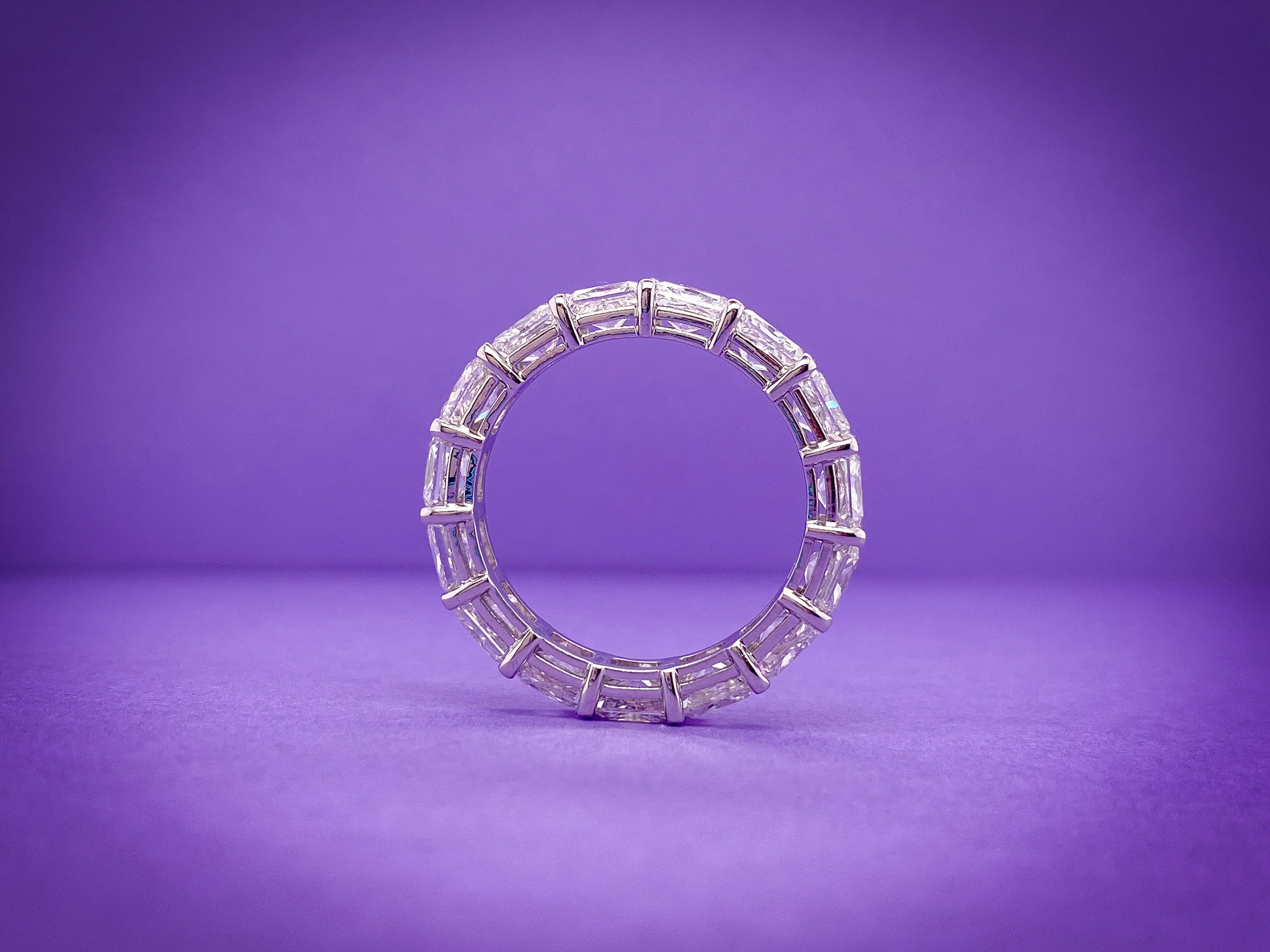 Platin strahlender horizontaler Diamant-Eternity-Ring  (Radiantschliff) im Angebot