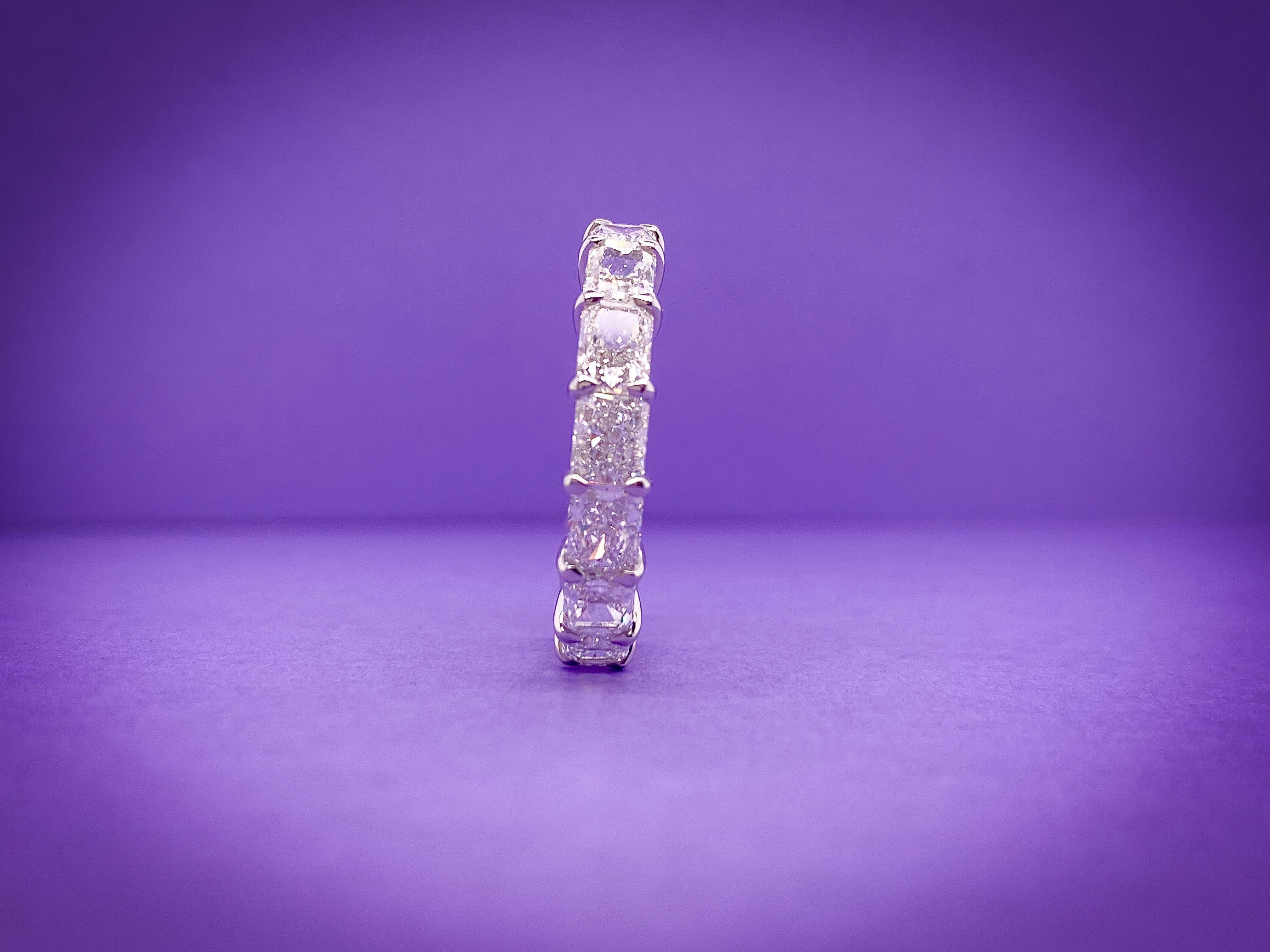 Platin strahlender horizontaler Diamant-Eternity-Ring  im Zustand „Neu“ im Angebot in Cedarhurst, NY