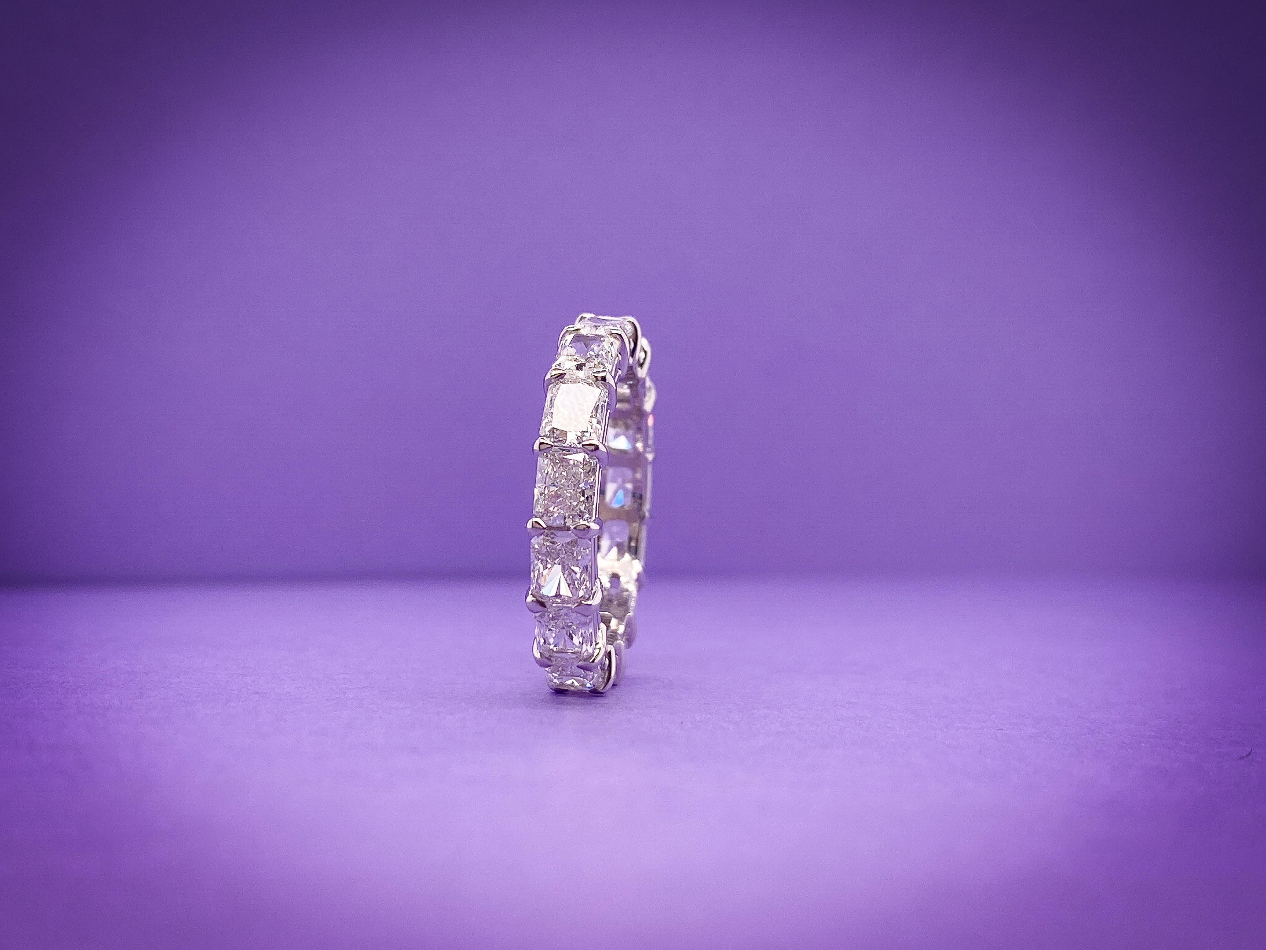 Platin strahlender horizontaler Diamant-Eternity-Ring  Damen im Angebot