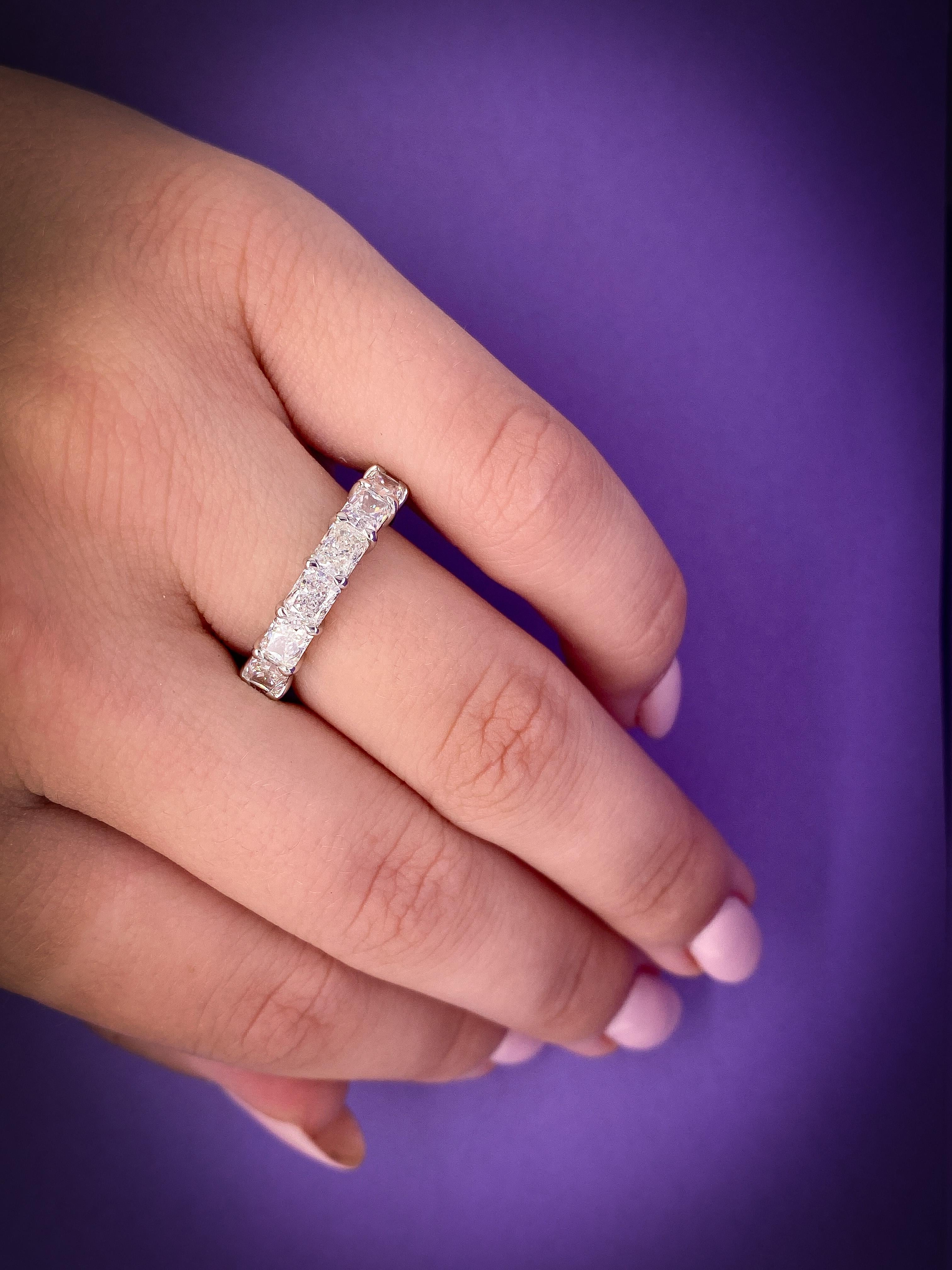 Platin strahlender horizontaler Diamant-Eternity-Ring  im Angebot 1