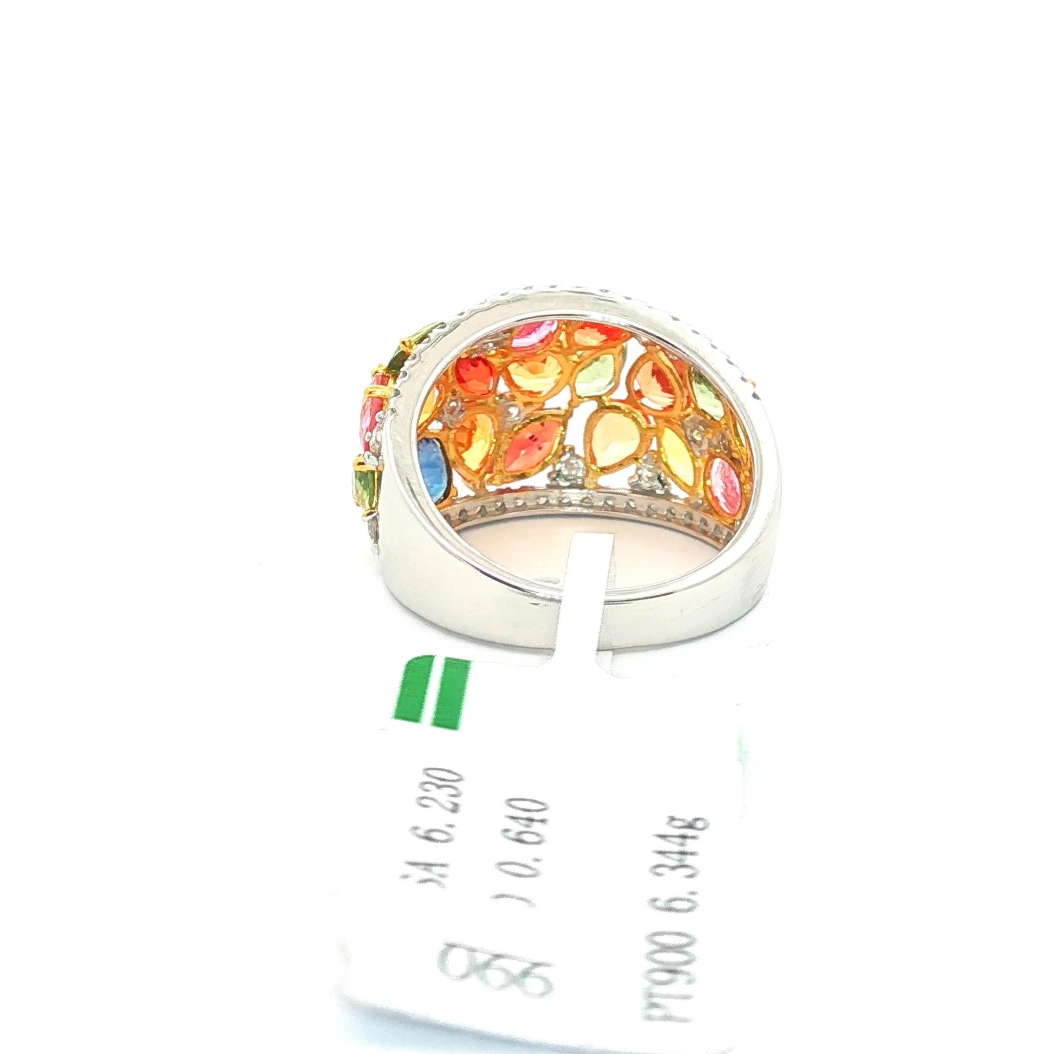 Anello in platino con zaffiri e diamanti Rainbow Diamonds - 6,23 carati di zaffiri multicolore In condizioni Nuovo in vendita a Great Neck, NY