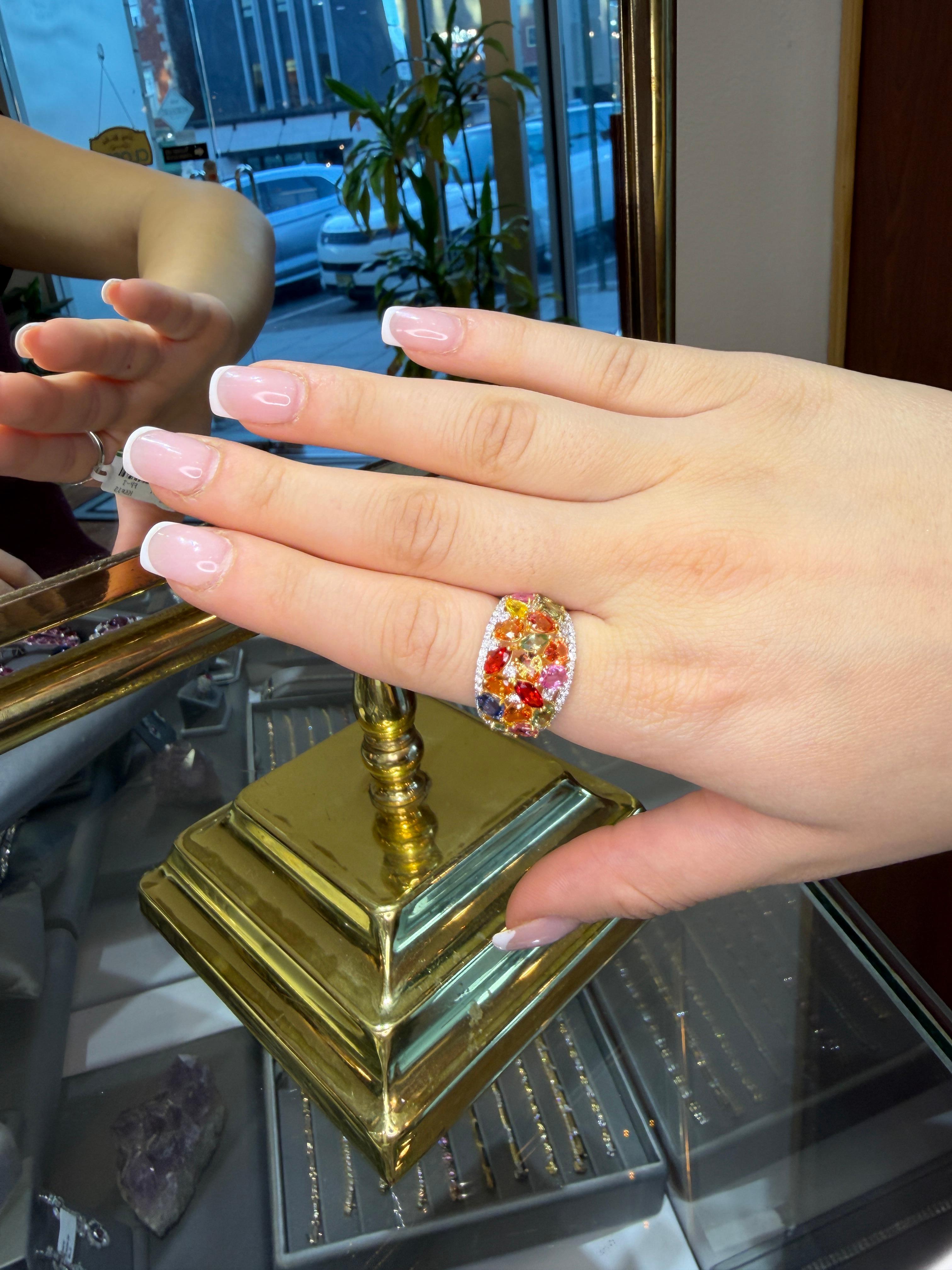 Anello in platino con zaffiri e diamanti Rainbow Diamonds - 6,23 carati di zaffiri multicolore in vendita 1