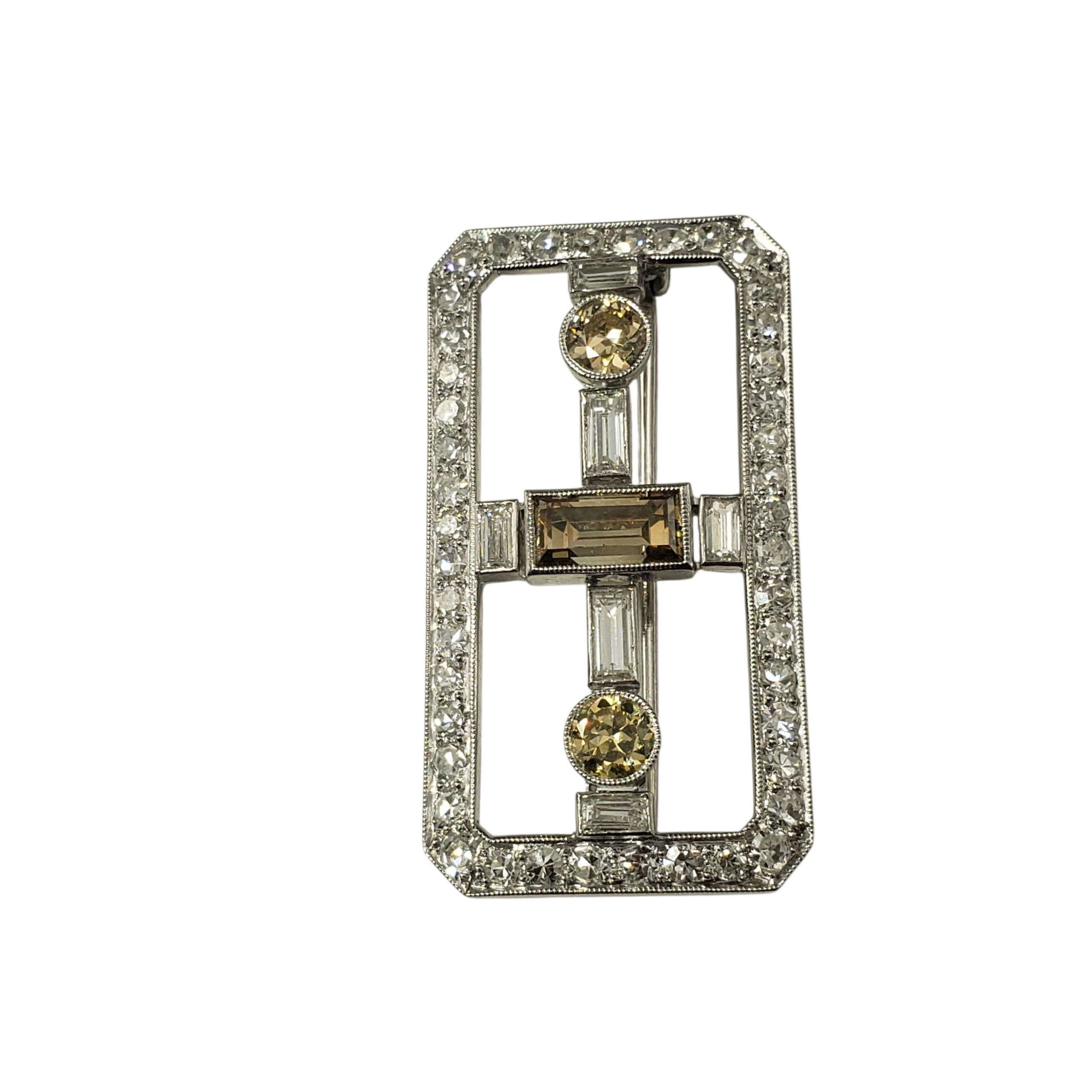 Broche de diamantes rectangular de platino JAGi Certified-

Sofisticado y llamativo, este broche rectangular de platino presenta una impresionante combinación de diamantes champán, marrón claro y blanco. En el centro hay un diamante marrón claro