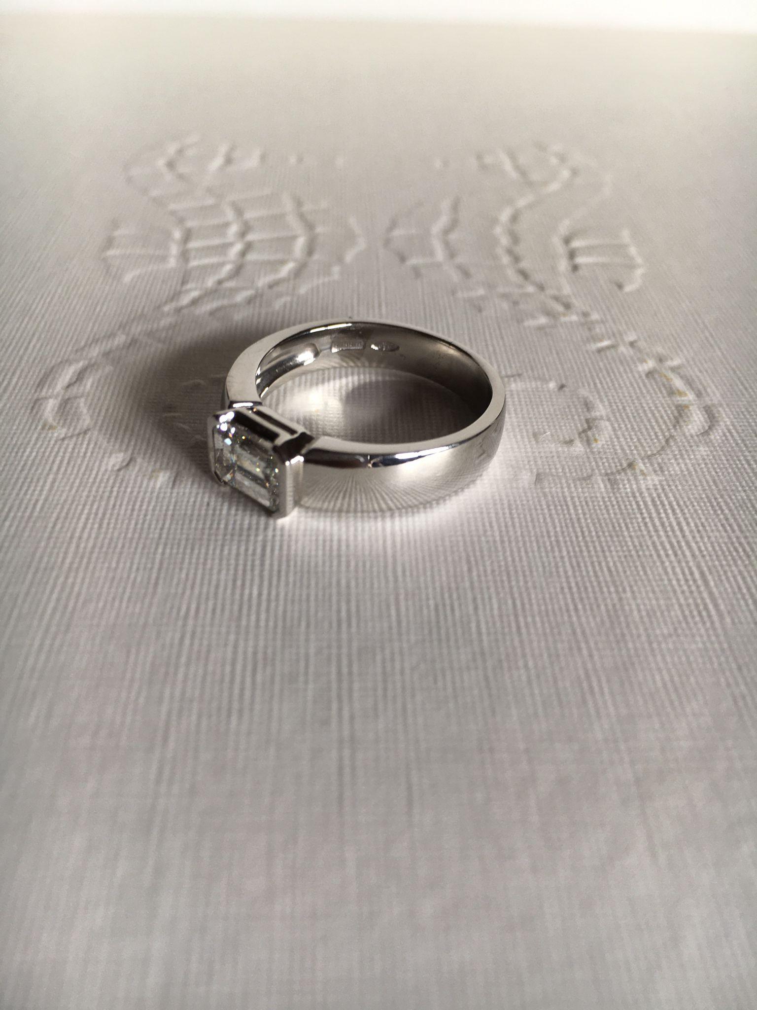 Bague en platine 12,10 carats, diamant blanc, taille baguette 1,20 carat, bague à anneau.  Neuf - En vente à Firenze, FI