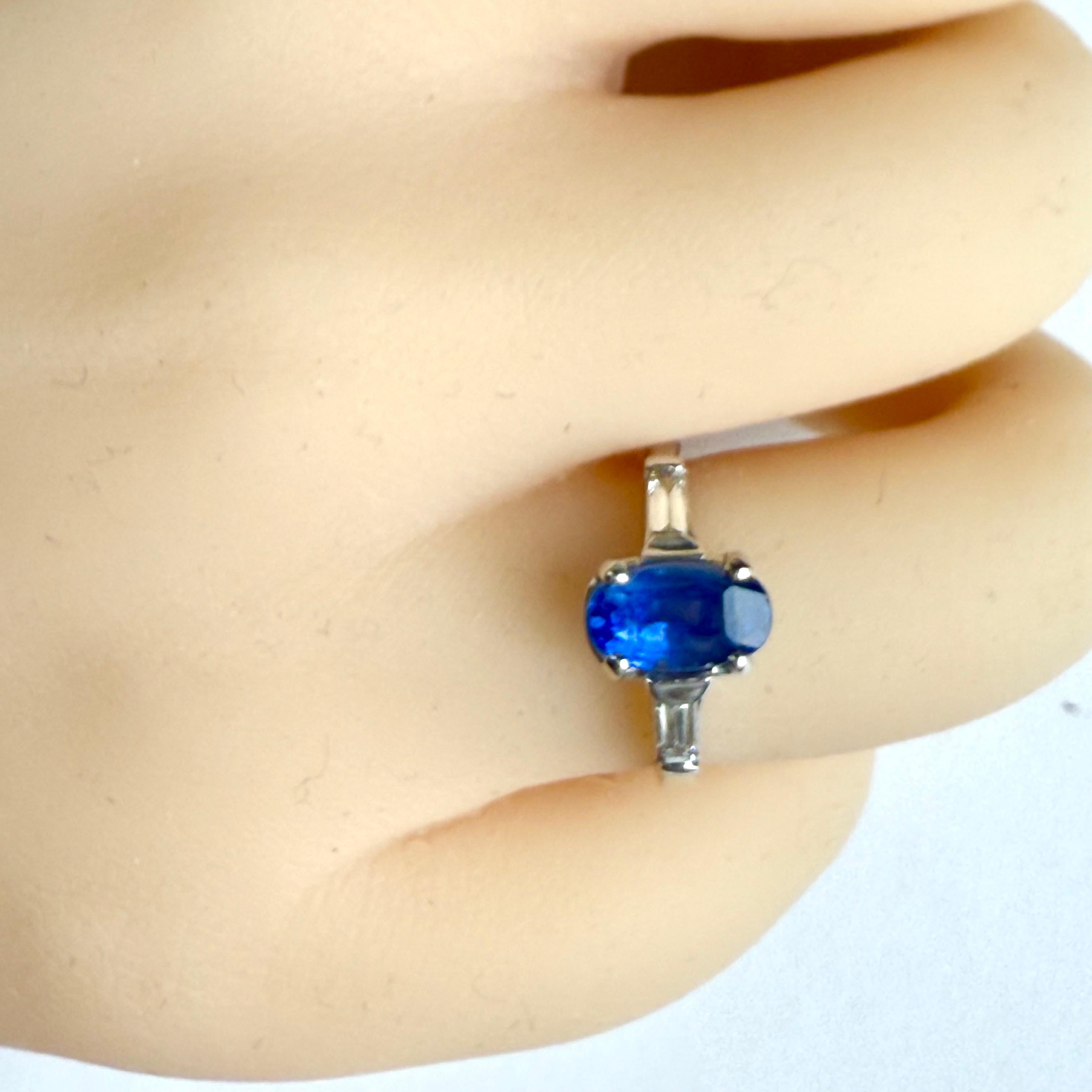 Platinum Ring GIA-Certified No-Heat Ceylon Sapphire and Tapered Baguette Diamond For Sale 1