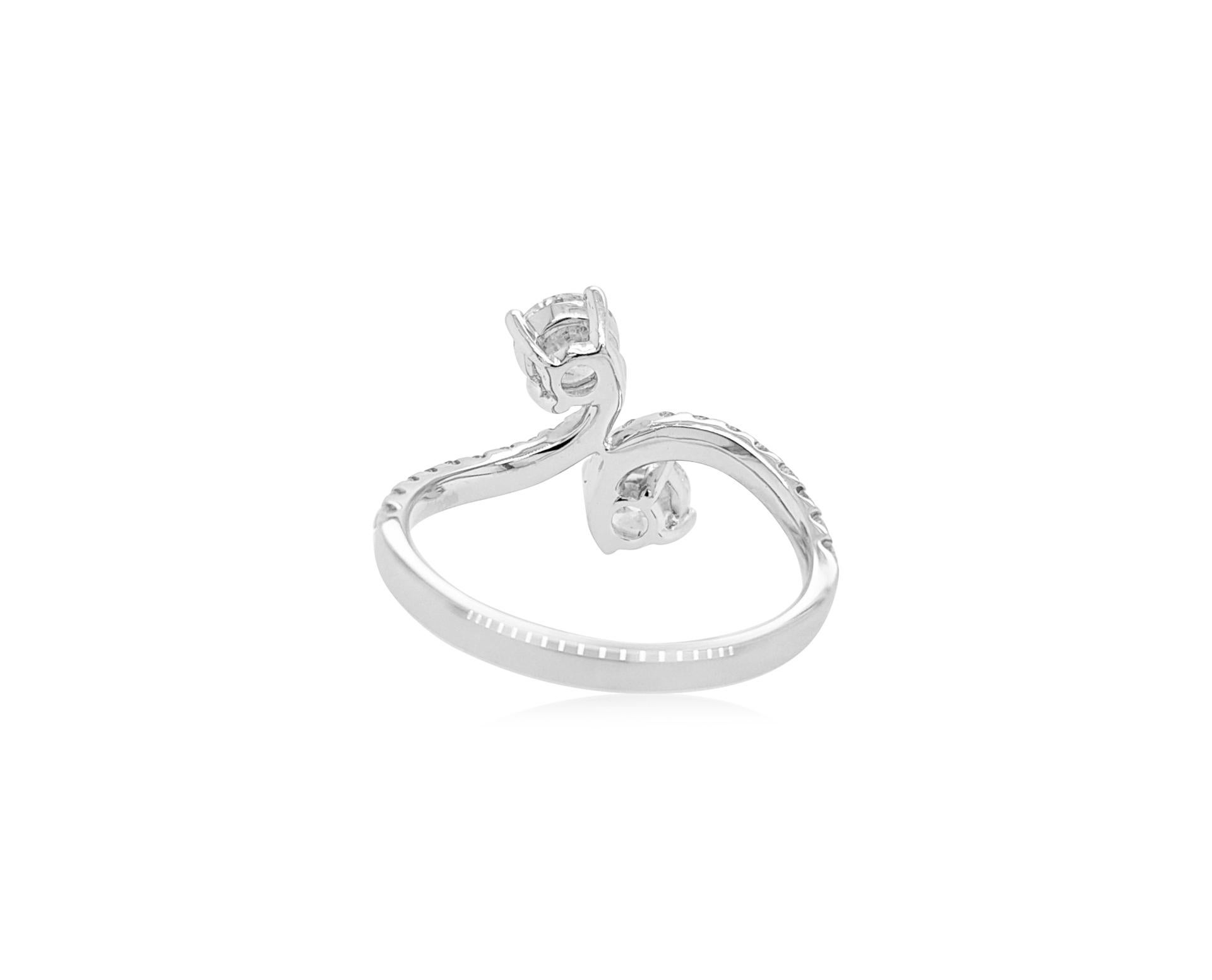 Contemporary Platinum ring made with certified round brilliant cut White diamonds For Sale