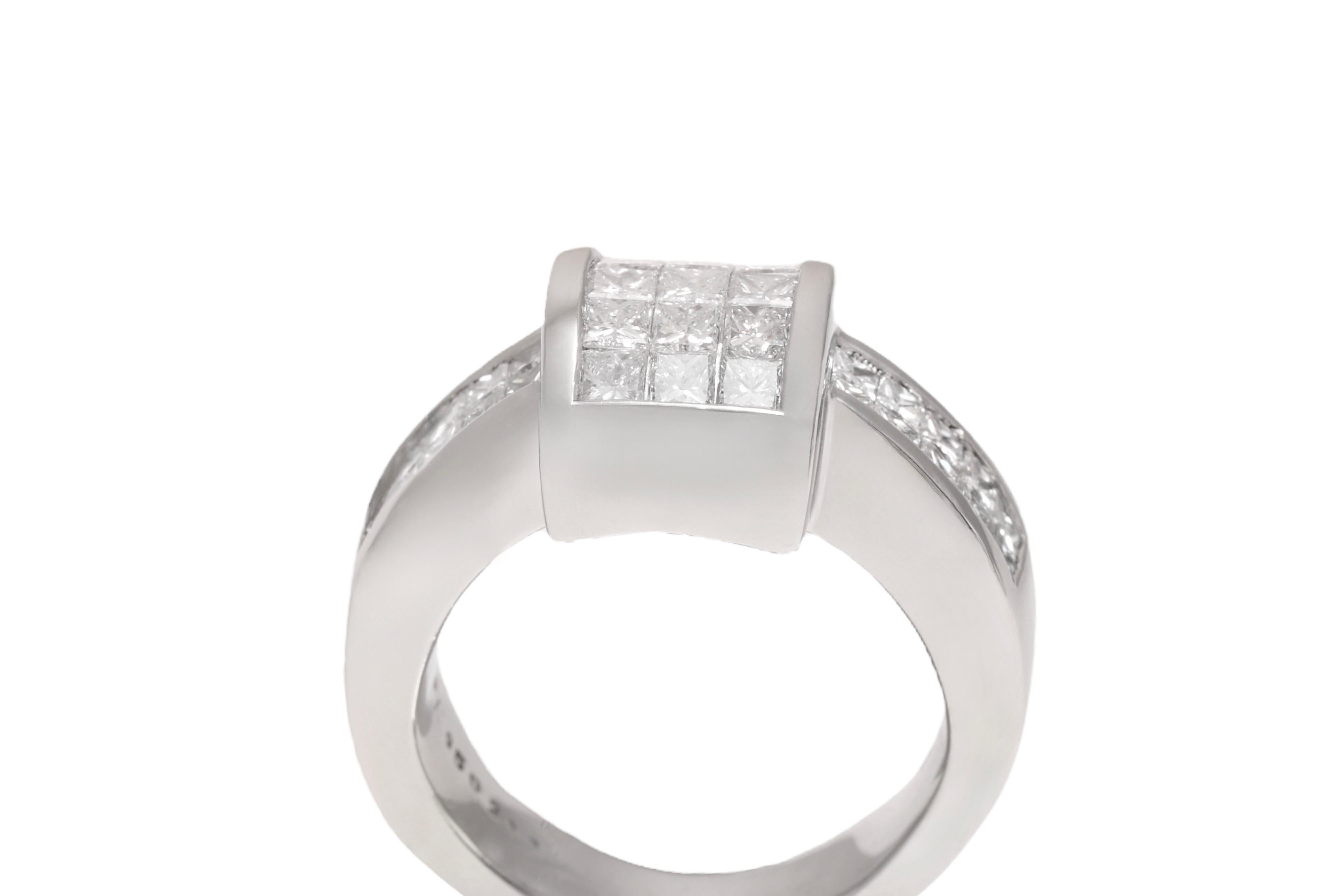 Anello in platino e collana/ciondolo abbinati, diamanti taglio principessa incastonati a scomparsa in vendita 6