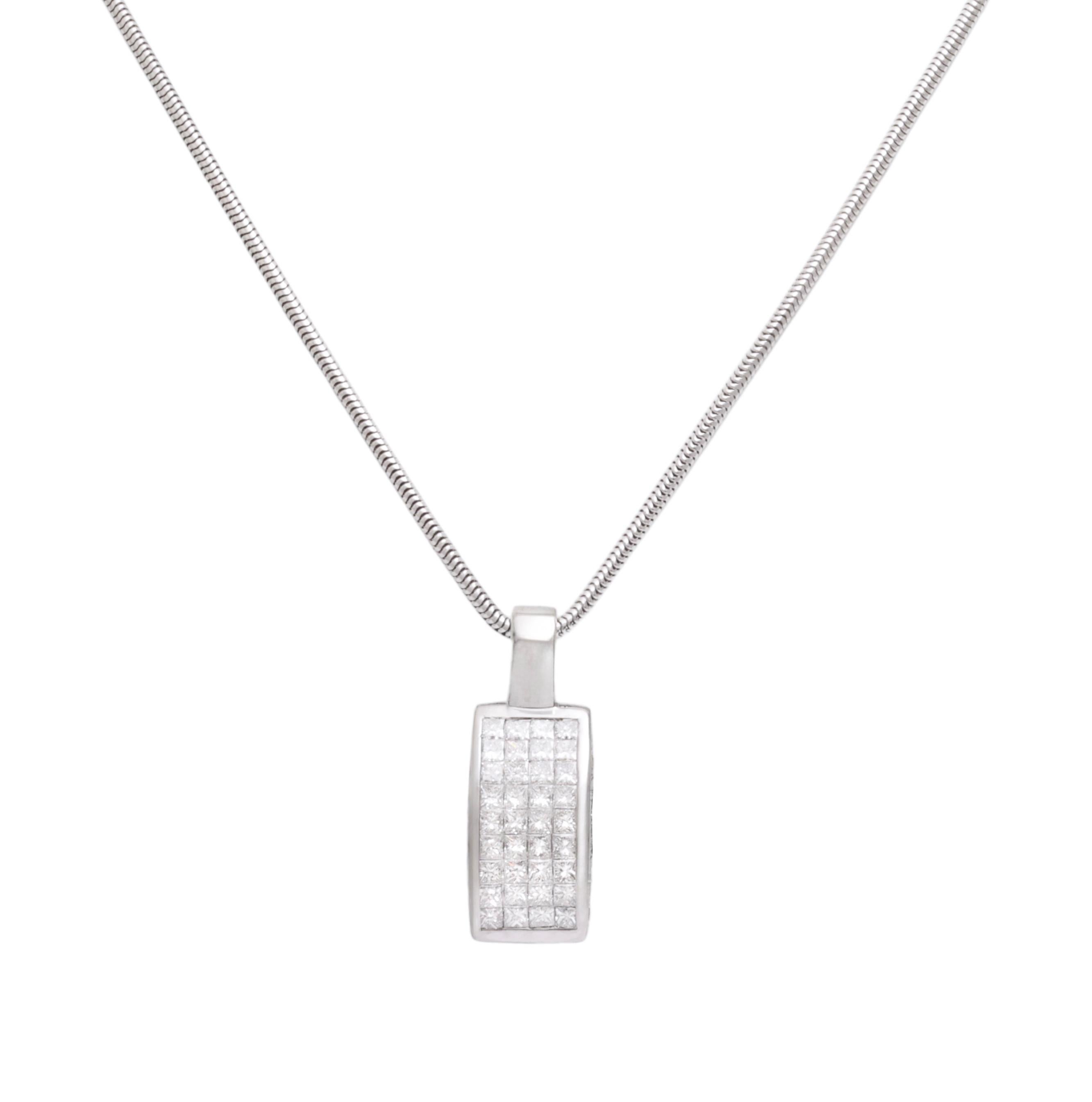 Anello in platino e collana/ciondolo coordinati, diamanti incastonati a taglio Princess

Collana:
18 kt. Collana in oro bianco con principessa bianca e nera
Diamanti: Diamanti taglio Princess e diamanti neri: 1,81 ct.
Materiale: Oro bianco 18