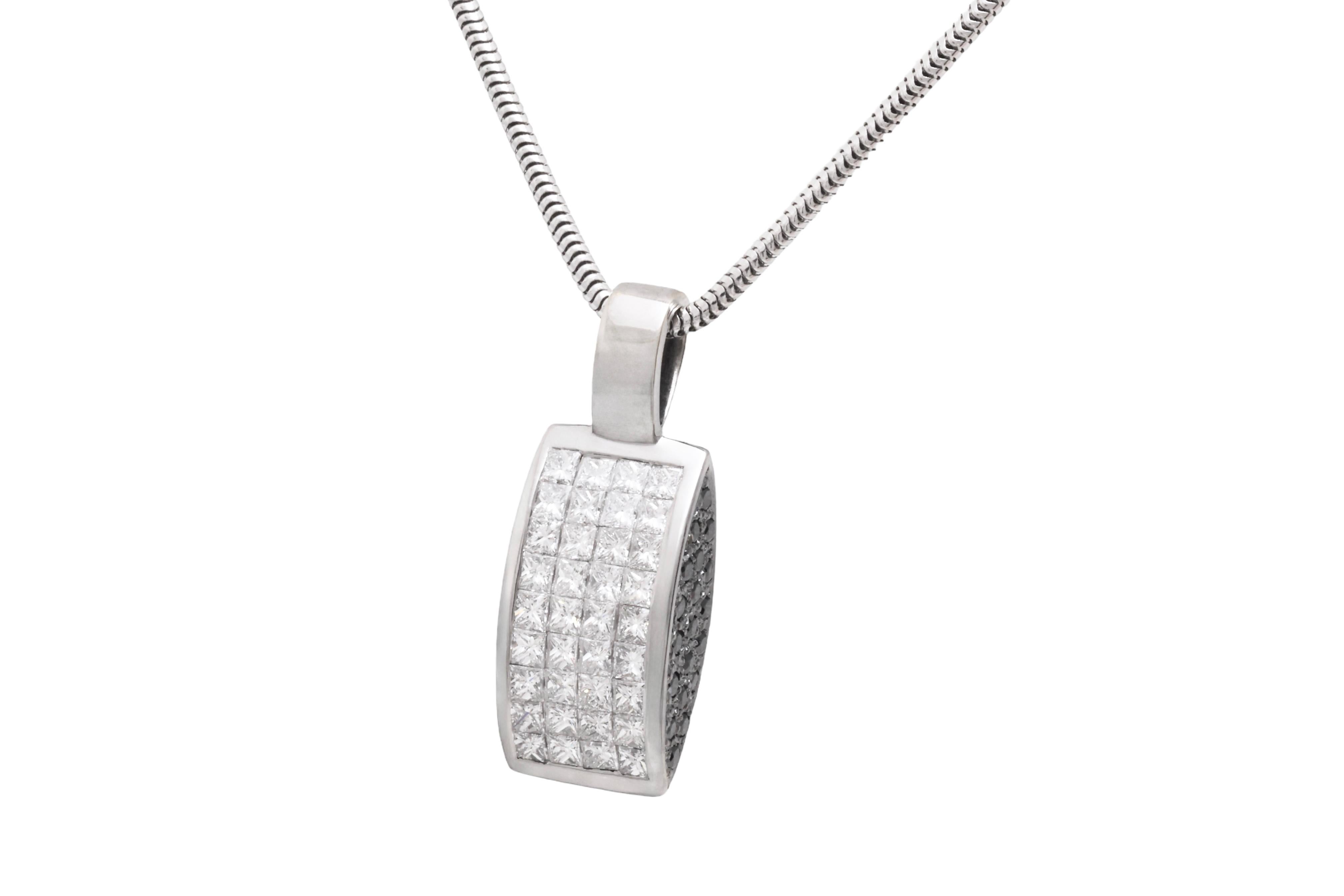 Anello in platino e collana/ciondolo abbinati, diamanti taglio principessa incastonati a scomparsa In condizioni Nuovo in vendita a Antwerp, BE