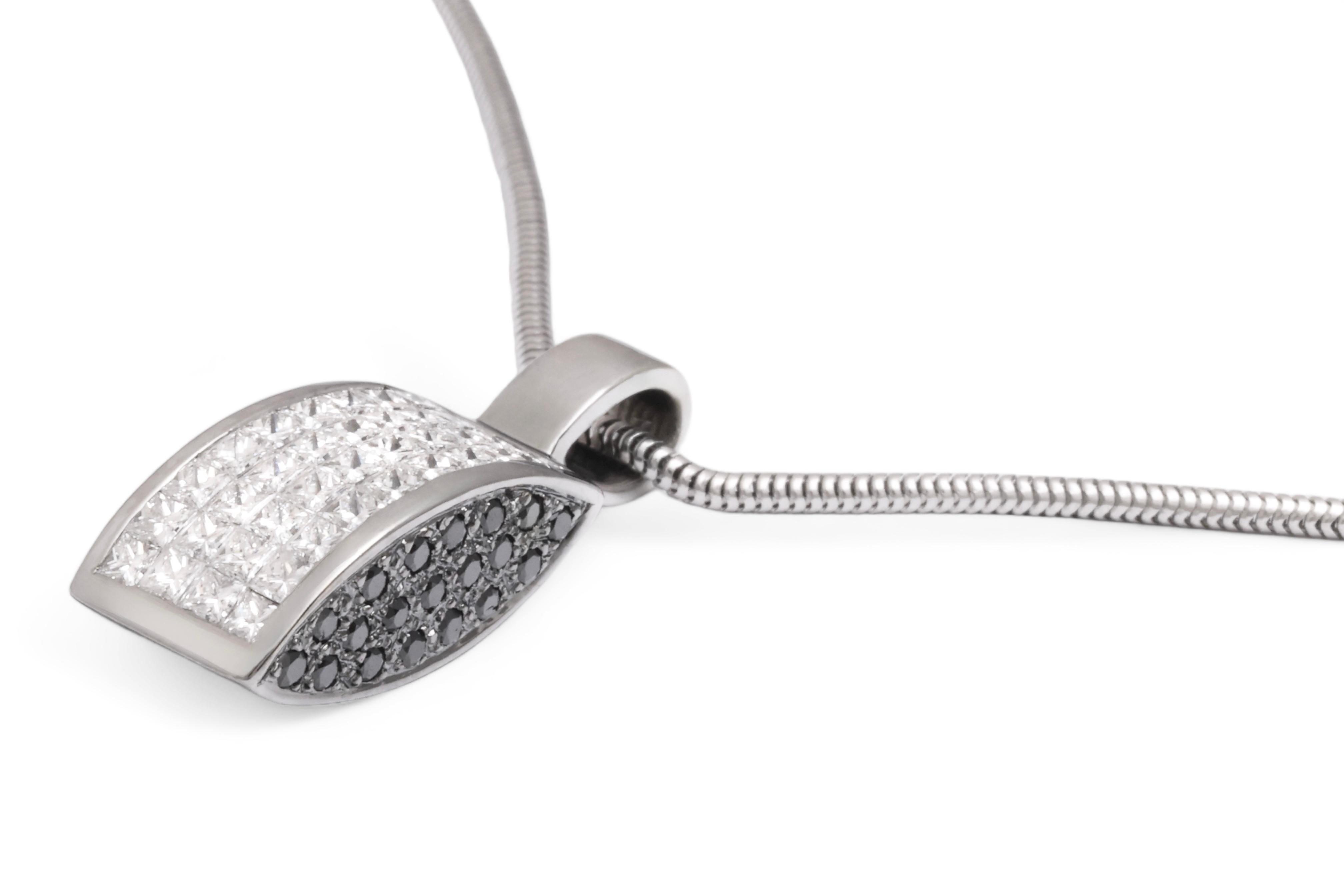da uomo o donna Anello in platino e collana/ciondolo abbinati, diamanti taglio principessa incastonati a scomparsa in vendita